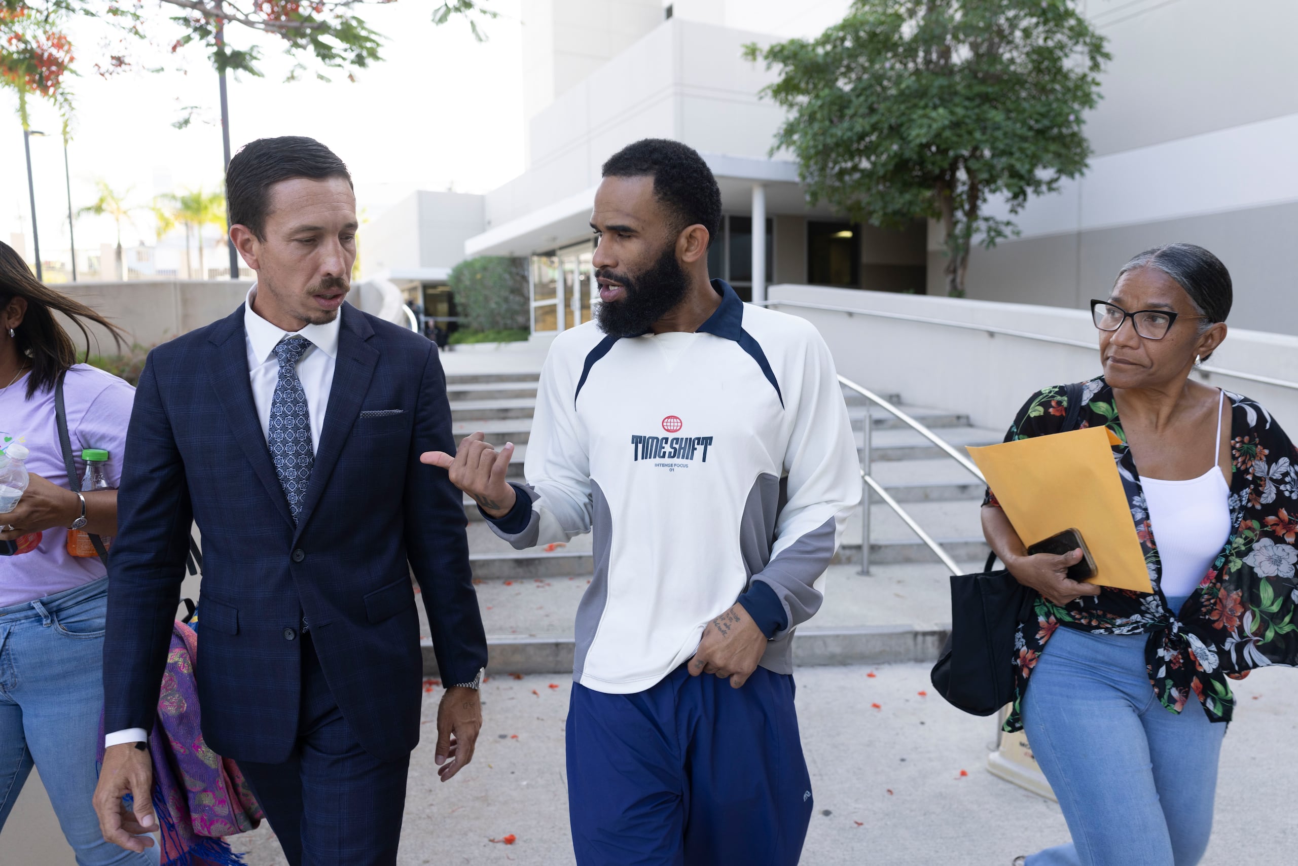 Walter Hodge Jr. en su salida del Tribunal de Caguas.