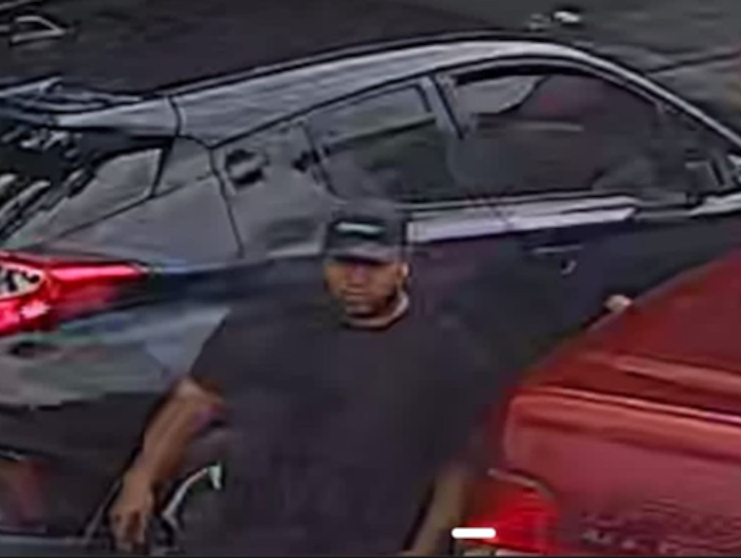 El hombre en la foto es sospechoso de apropiarse ilegalmente de propiedad y objetos de valor del interior de vehículos en estacionamientos de establecimientos comerciales y zonas residenciales.