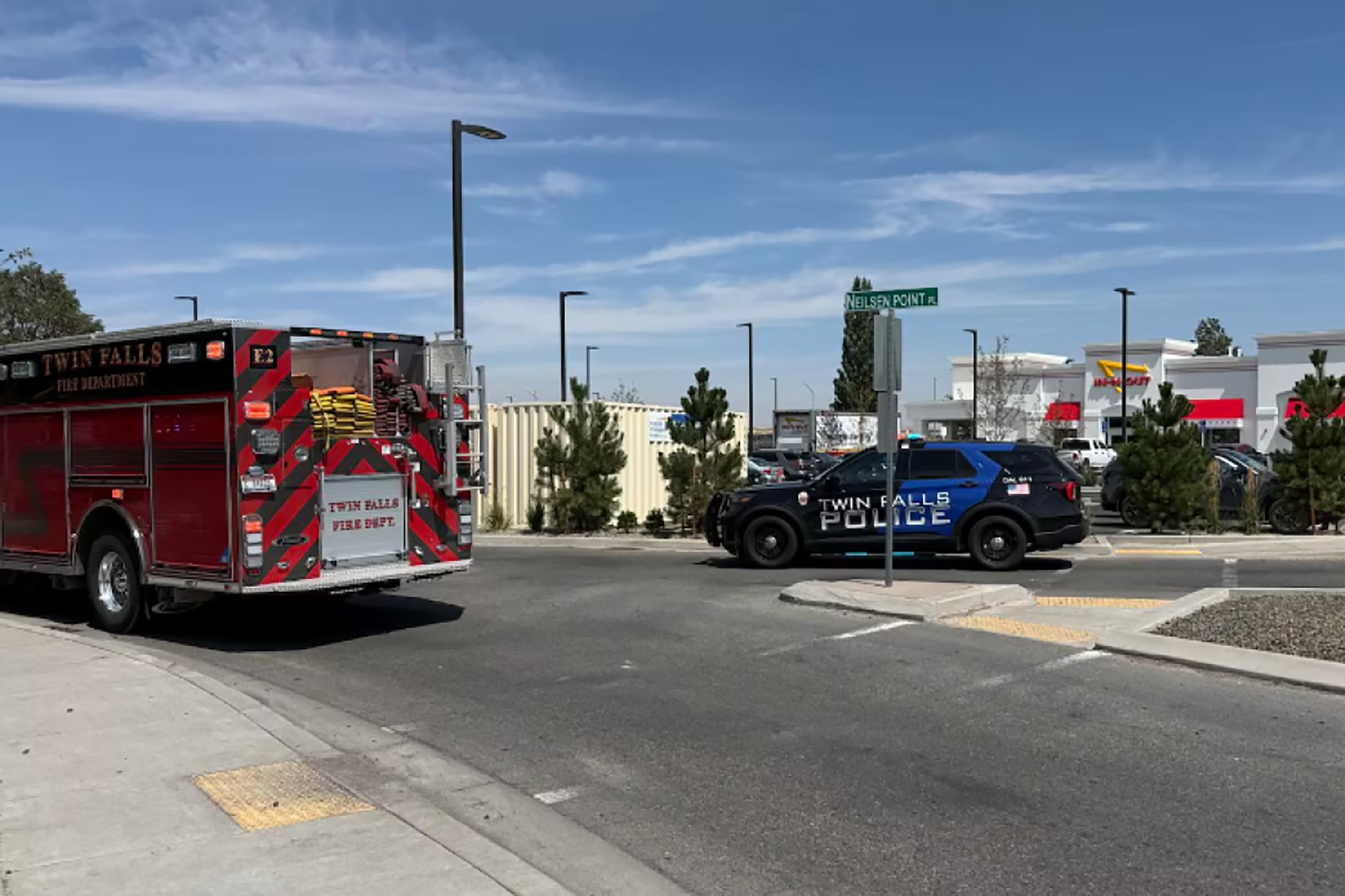 Esta imagen, facilitada por KMVT, muestra el lugar de un tiroteo que comenzó en un restaurante In-N-Out Burger el sábado, 1 de agosto en Twin Falls, Idaho. (KMVT vía AP)