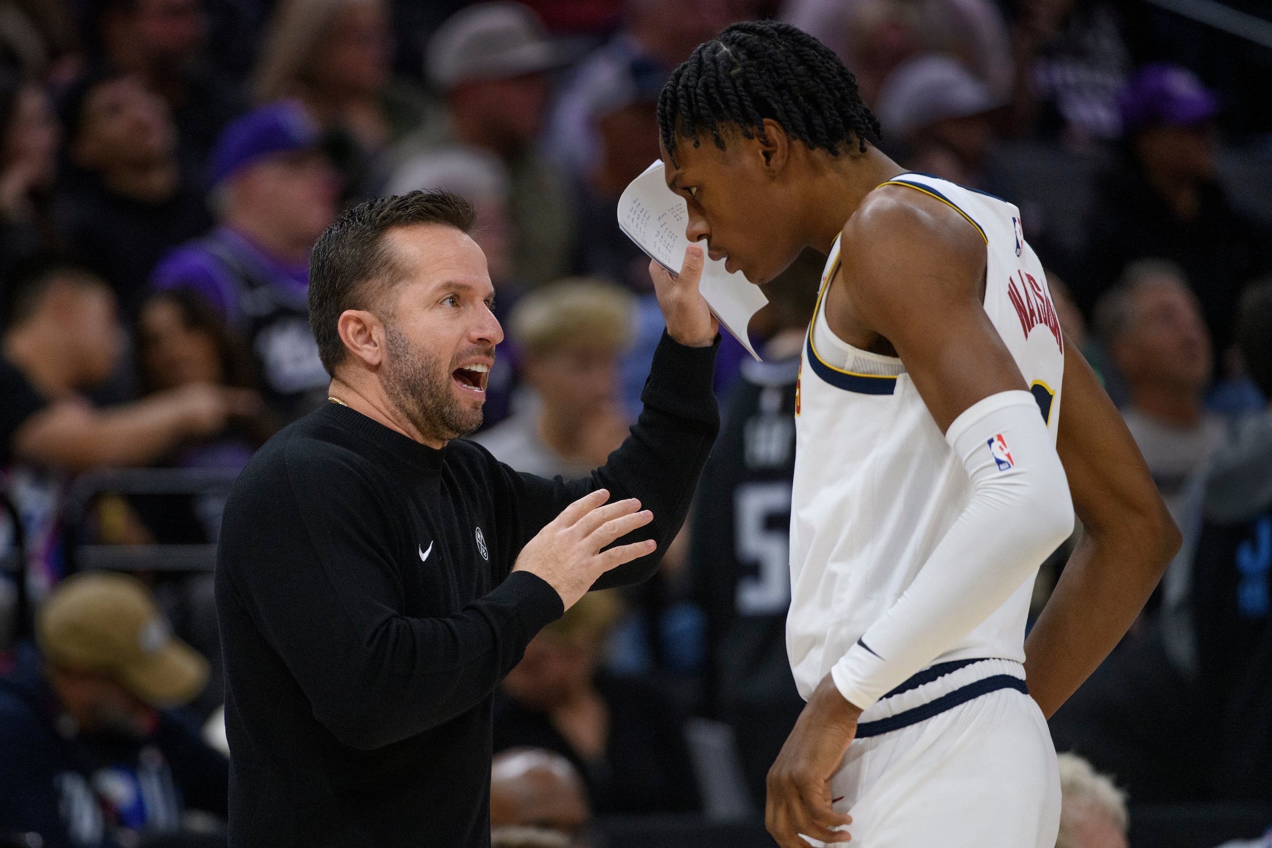 José Juan Barea brinda instrucciones al canastero Peyton Watson.