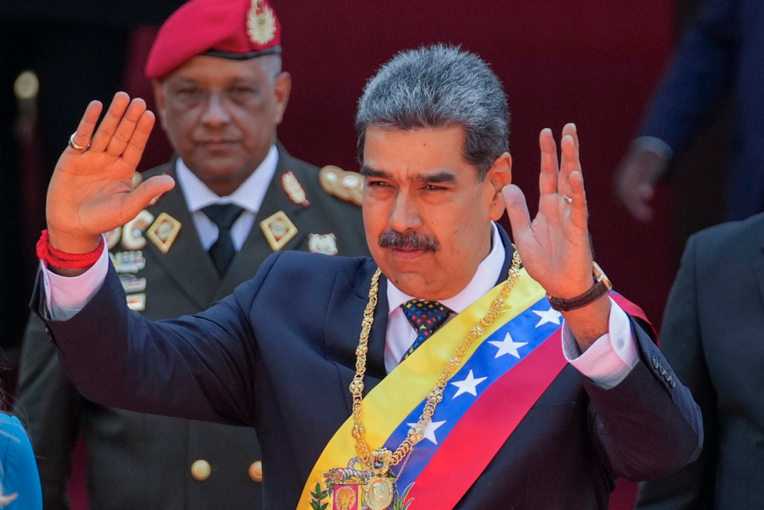 El presidente de Venezuela, Nicolás Maduro, saluda tras juramentar para un tercer mandato en Caracas, Venezuela, el 10 de enero de 2025.