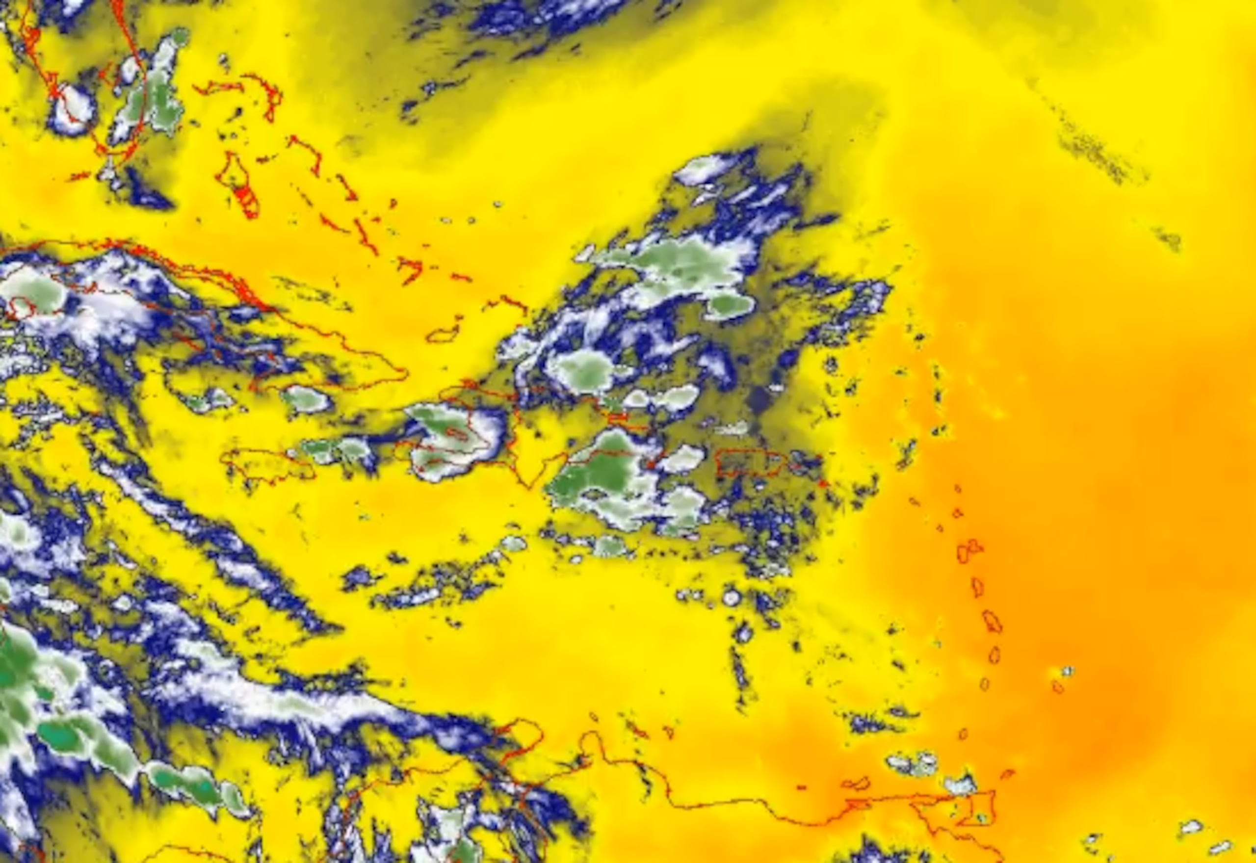 En la imagen satelital se muestra cómo en la zona queda humedad de la onda tropical que afectó ayer a la Isla y el denso pulso de polvo del desierto del Sahara que llegará a la región.