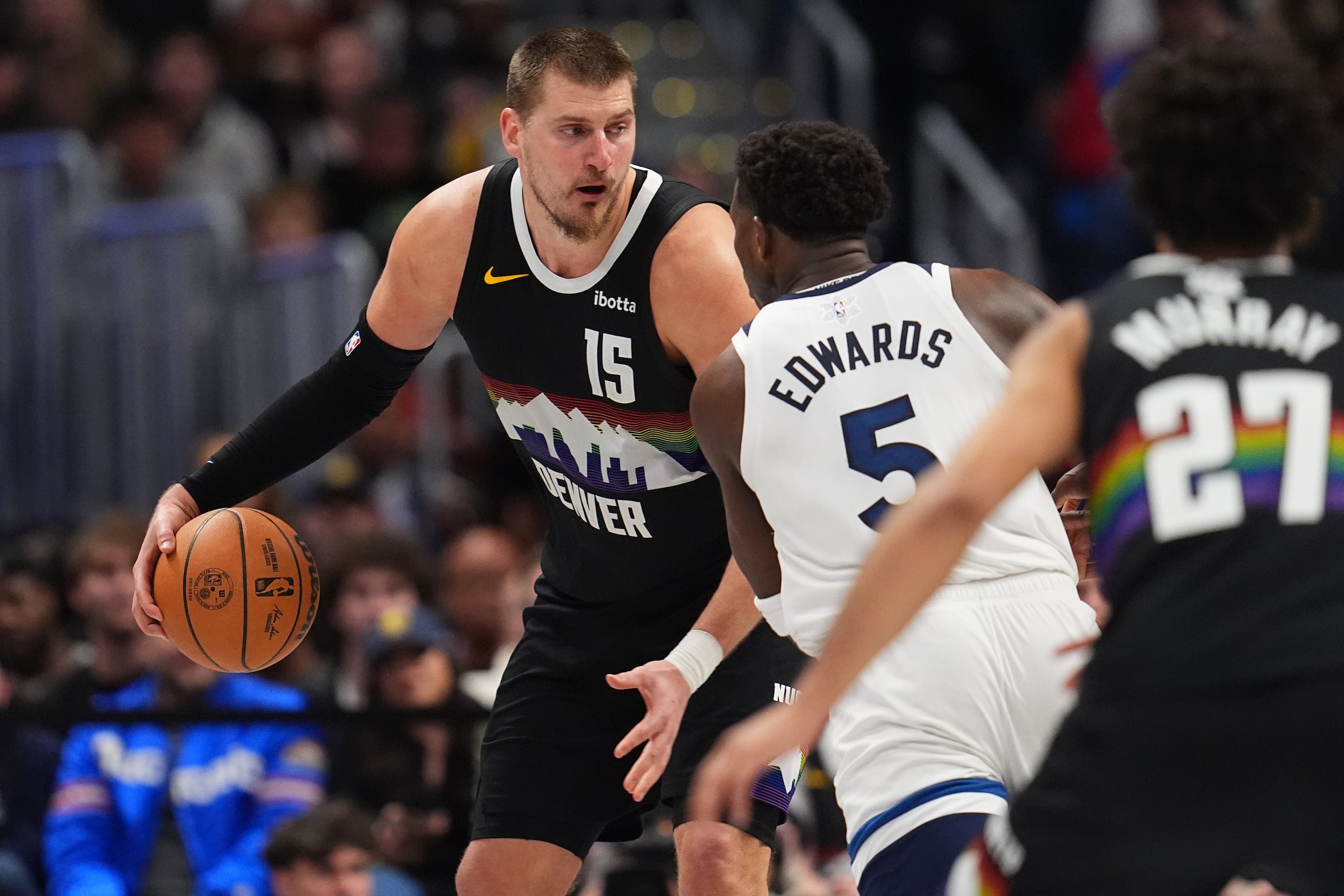Nikola Jokic, de los Nuggets de Denver, encara a Anthony Edwards, de los Timberwolves de Minnesota, en la prórroga del partido del día de Navidad.