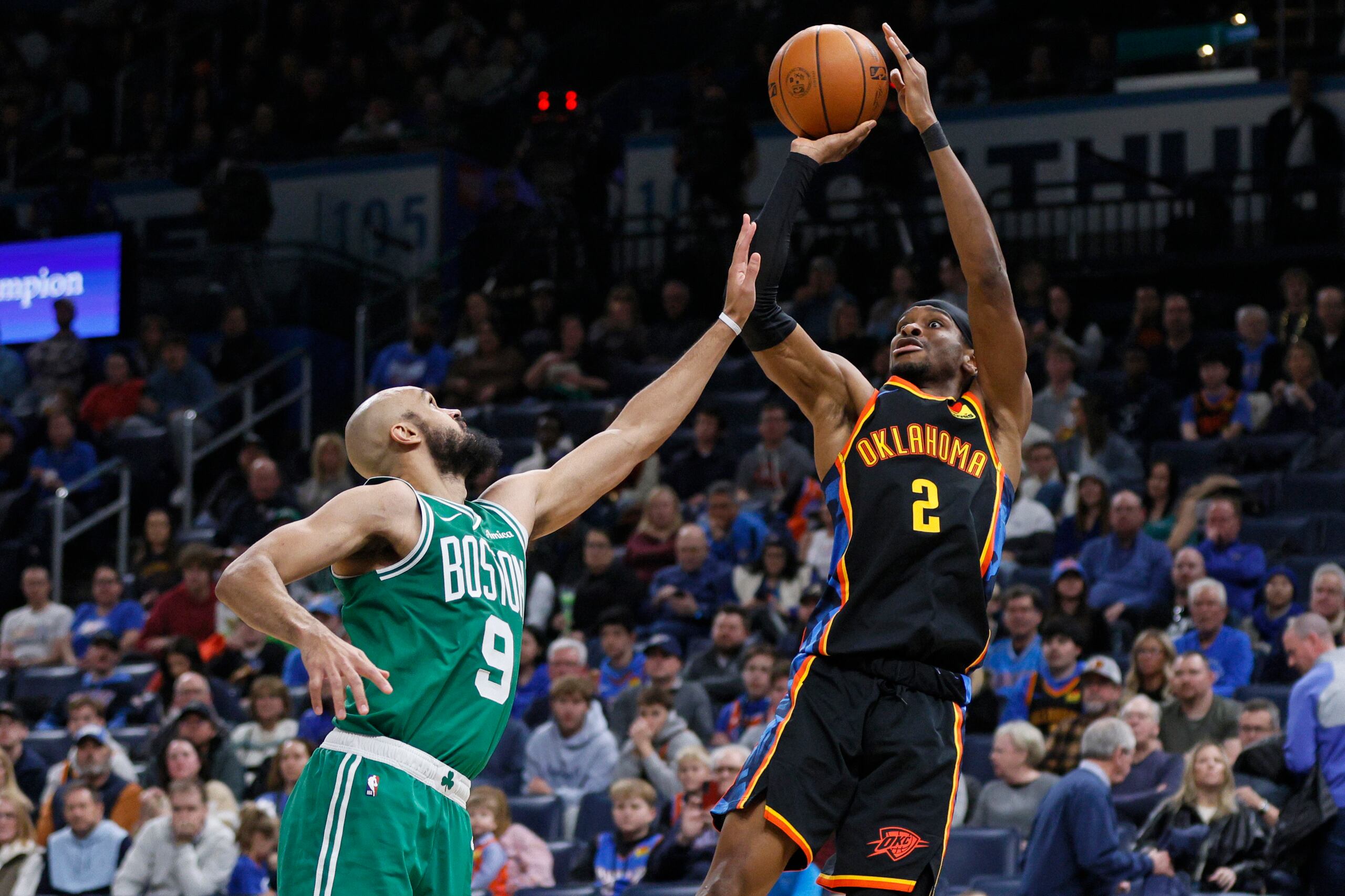 El base del Thunder de Oklahoma City Shai Gilgeous-Alexander lanza el balón sobre el base de los Celtics de Boston Derrick White el domingo cinco de enero del 2025. (AP Foto/Nate Billings)