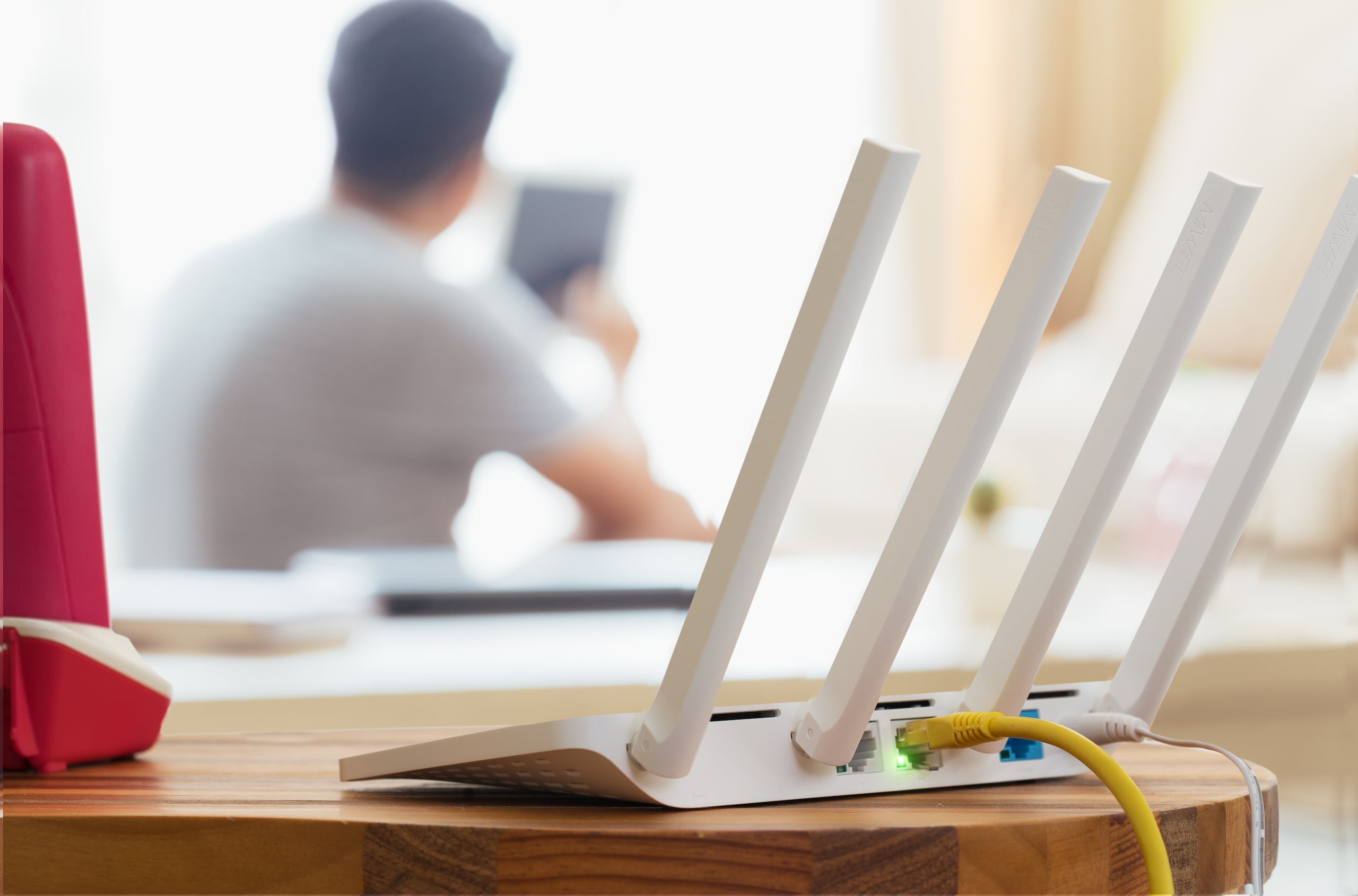 También hay que considerar que algunos routers y proveedores realizan actualizaciones automáticas de software, muchas veces programadas en horarios de poca actividad.