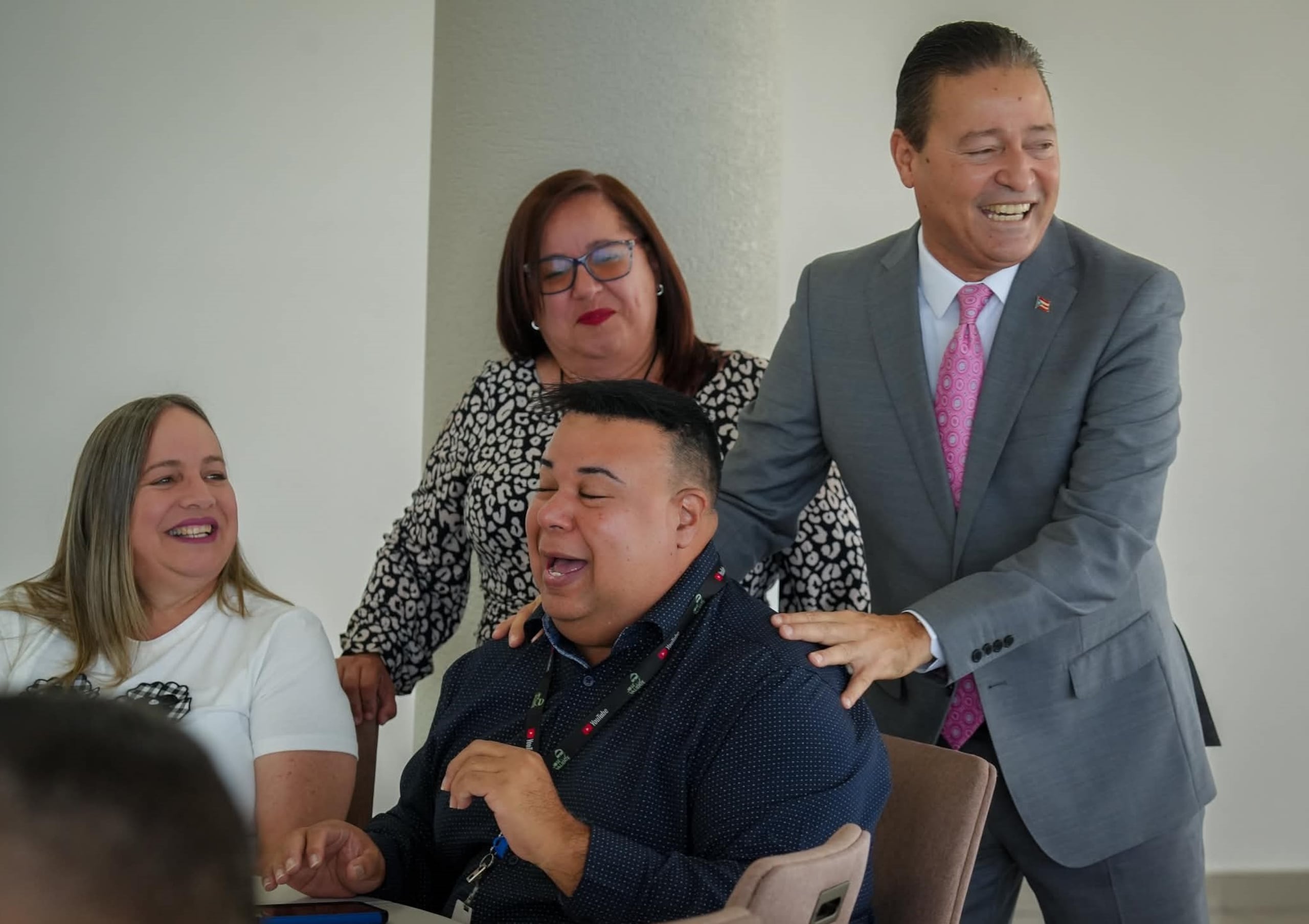 La medida fue solicitada por el alcalde Julio Alicea Vasallo y aprobada por la Legislatura Municipal como un reconocimiento a la productividad, dedicación y aportación de los empleados.