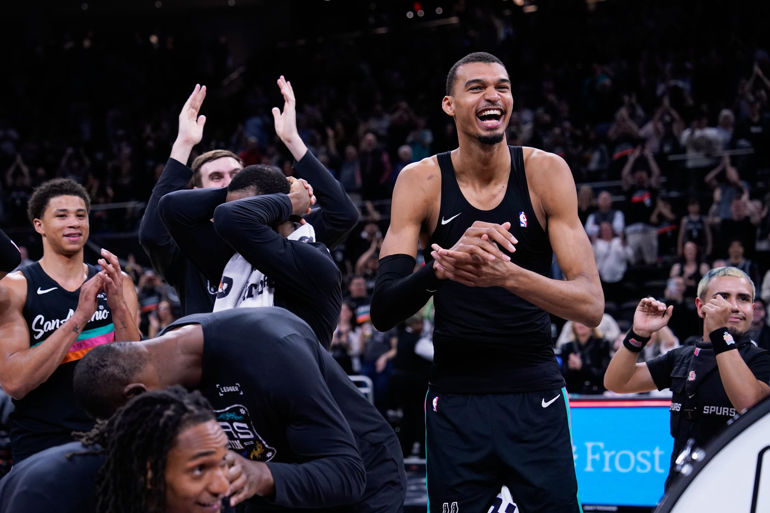 Victor Wembanyama festeja con sus compañeros de los Spurs de San Antonio, tras derrotar a los Kings de Sacramento en Austin, el sábado 21 de febrero de 2026 (AP Foto/Eric Gay)
