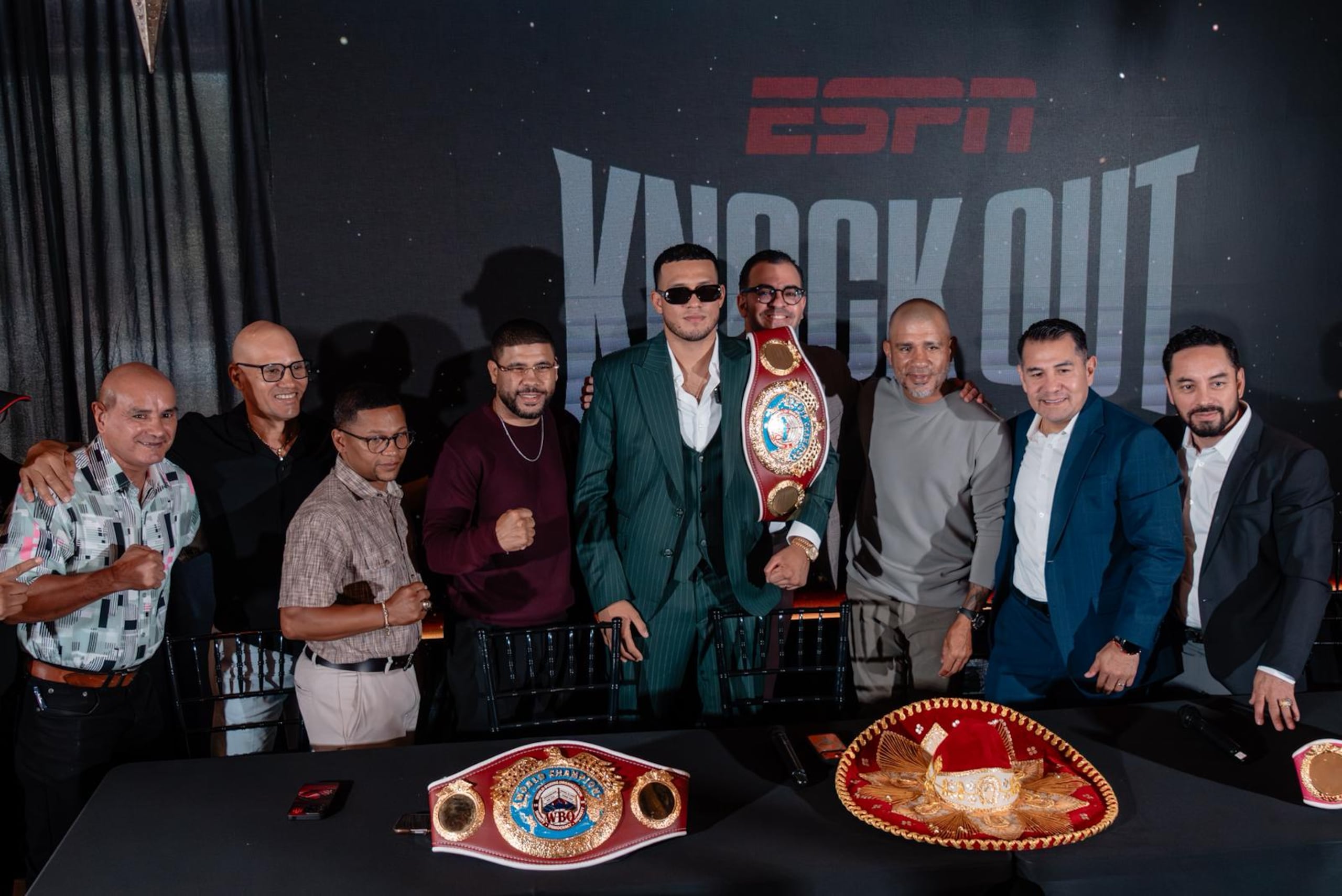 La OMB reconoció el jueves a David Benavidez en Puerto Rico junto a otras leyendas del boxeo mexicano.
