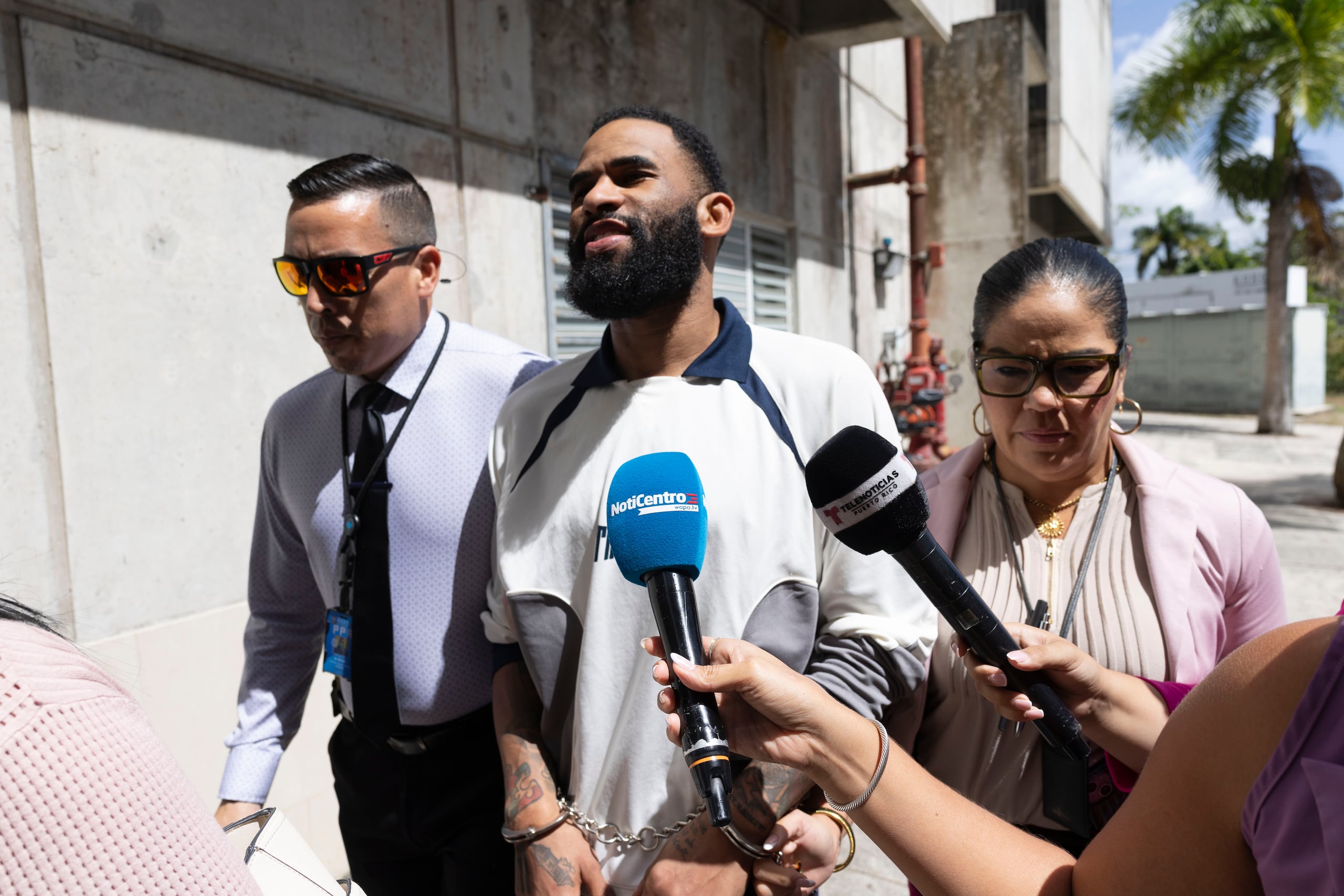 El veterano armador de los Cangrejeros de Santurce Walter Hodge es trasladado al Tribunal de Caguas.