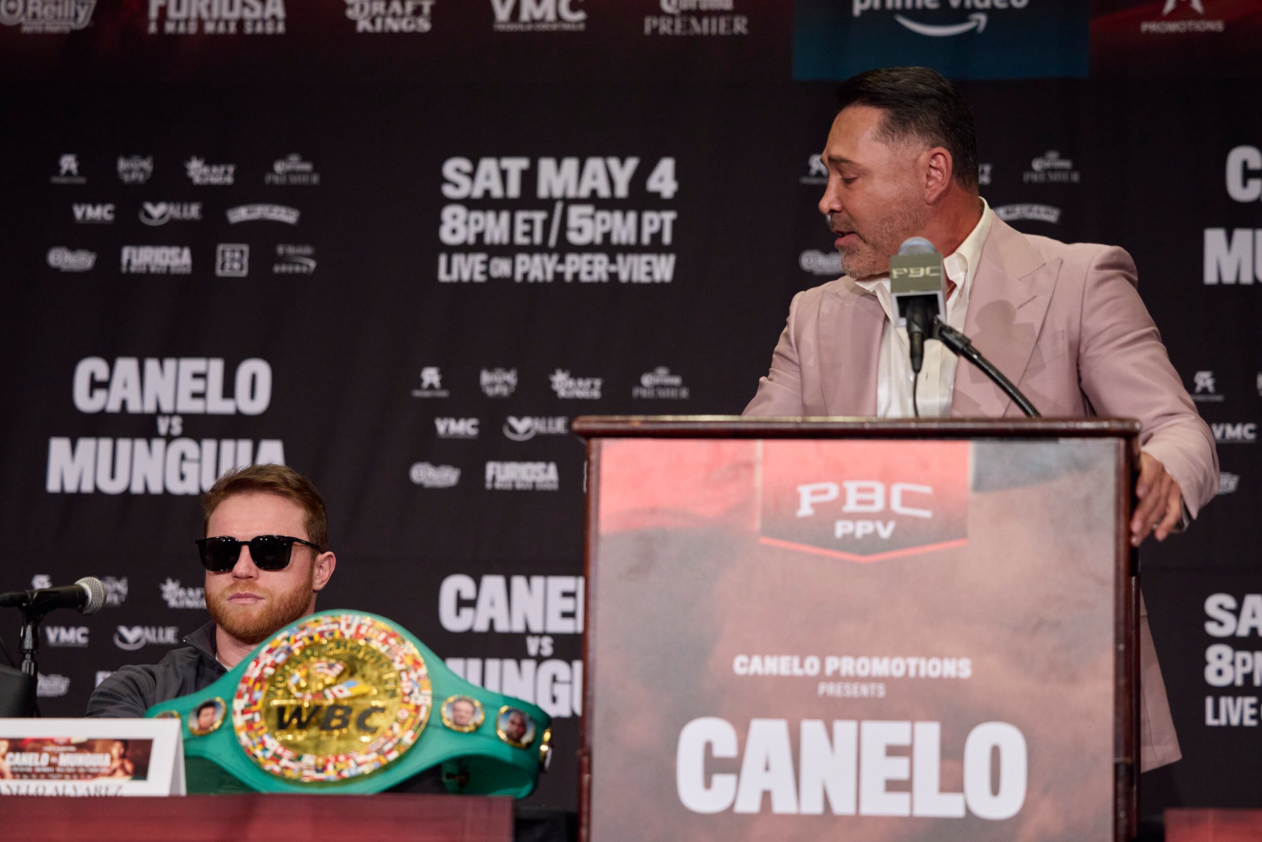 Oscar de la Hoya reclamó que Saúl "Canelo" Álvarez alcanzó fama y fortuna bajo Golden Boy Prototions.