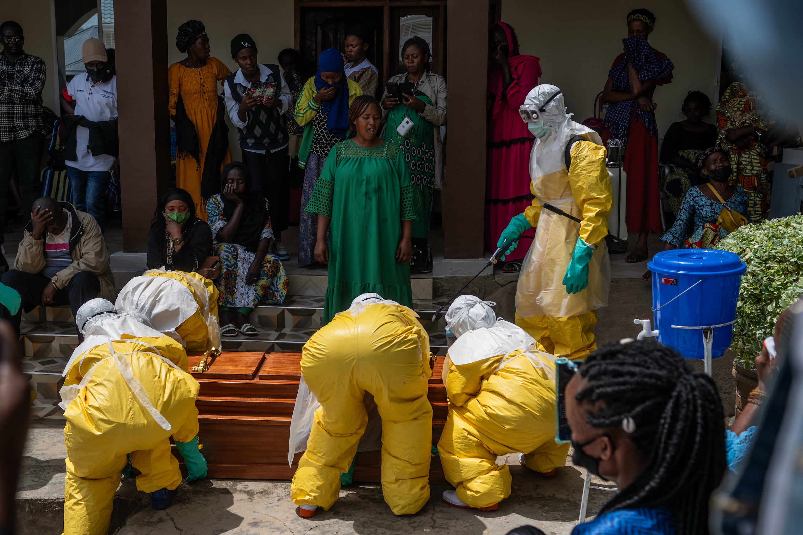 Familiares de una víctima del ébola lloran mientras el ataúd es retirado para su entierro, en el Hospital Sofepadi en Bunia, República Democrática del Congo, el sábado 23 de mayo de 2026. (AP Foto/Moses Sawasawa)
