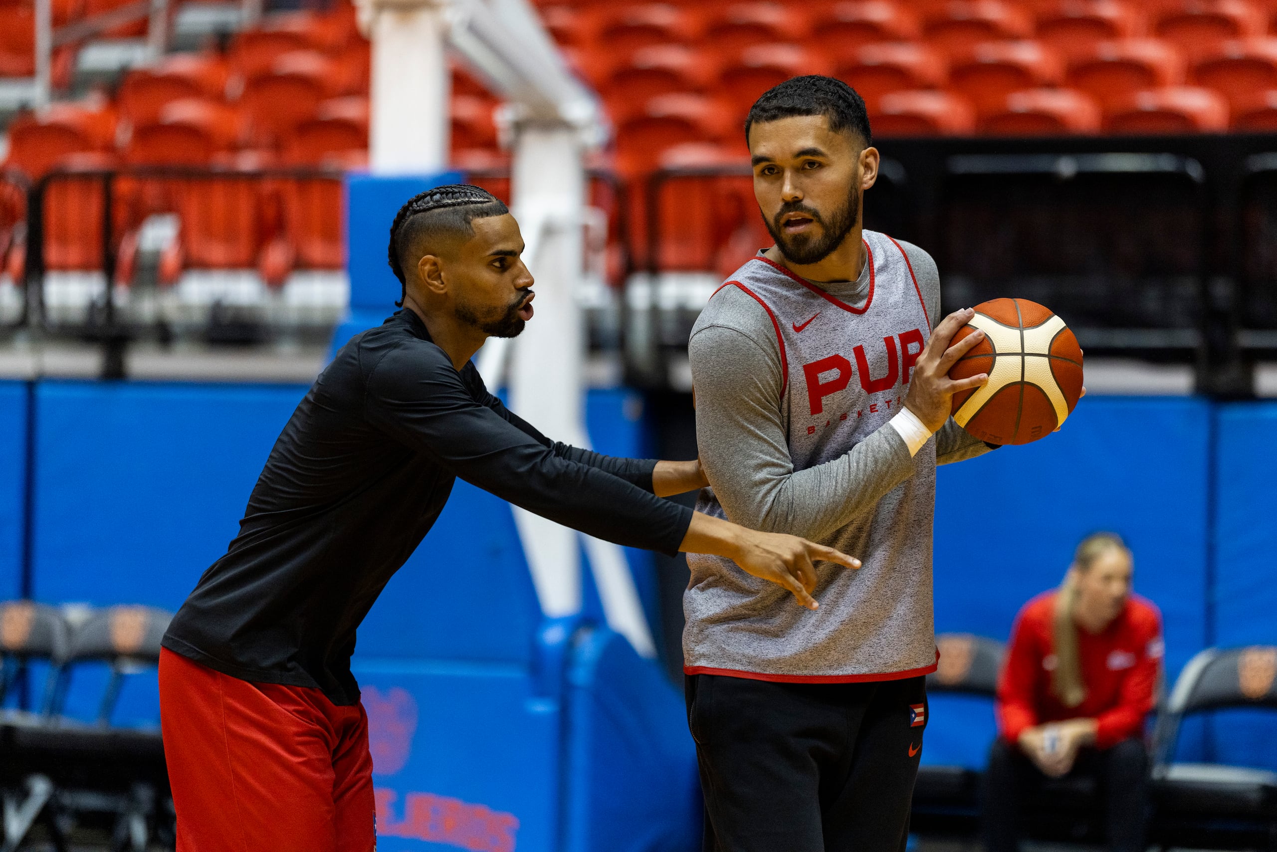 Gian Clavell trabaja una posición defensiva ante el hombre grande y con el balón, Arnaldo Toro, durante el entrenamiento del martes de la Selección.