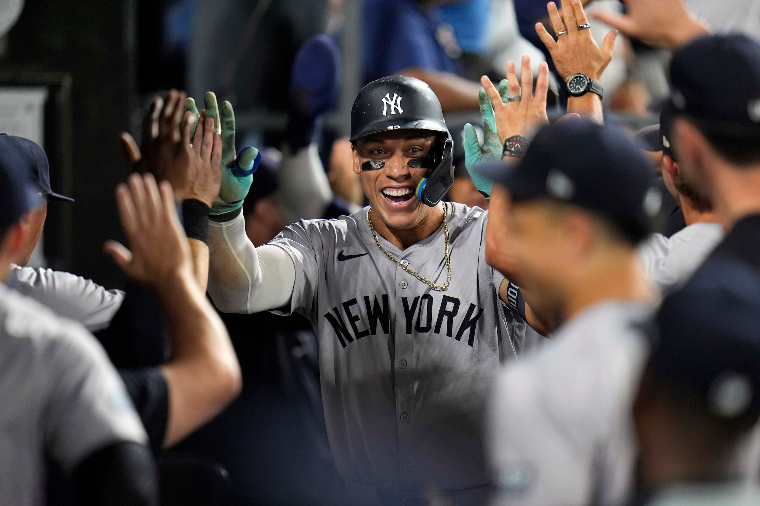 Aaron Judge, bateador designado de los Yankees de Nueva York, celebra tras conseguir el jonrón número 300 en su carrera.