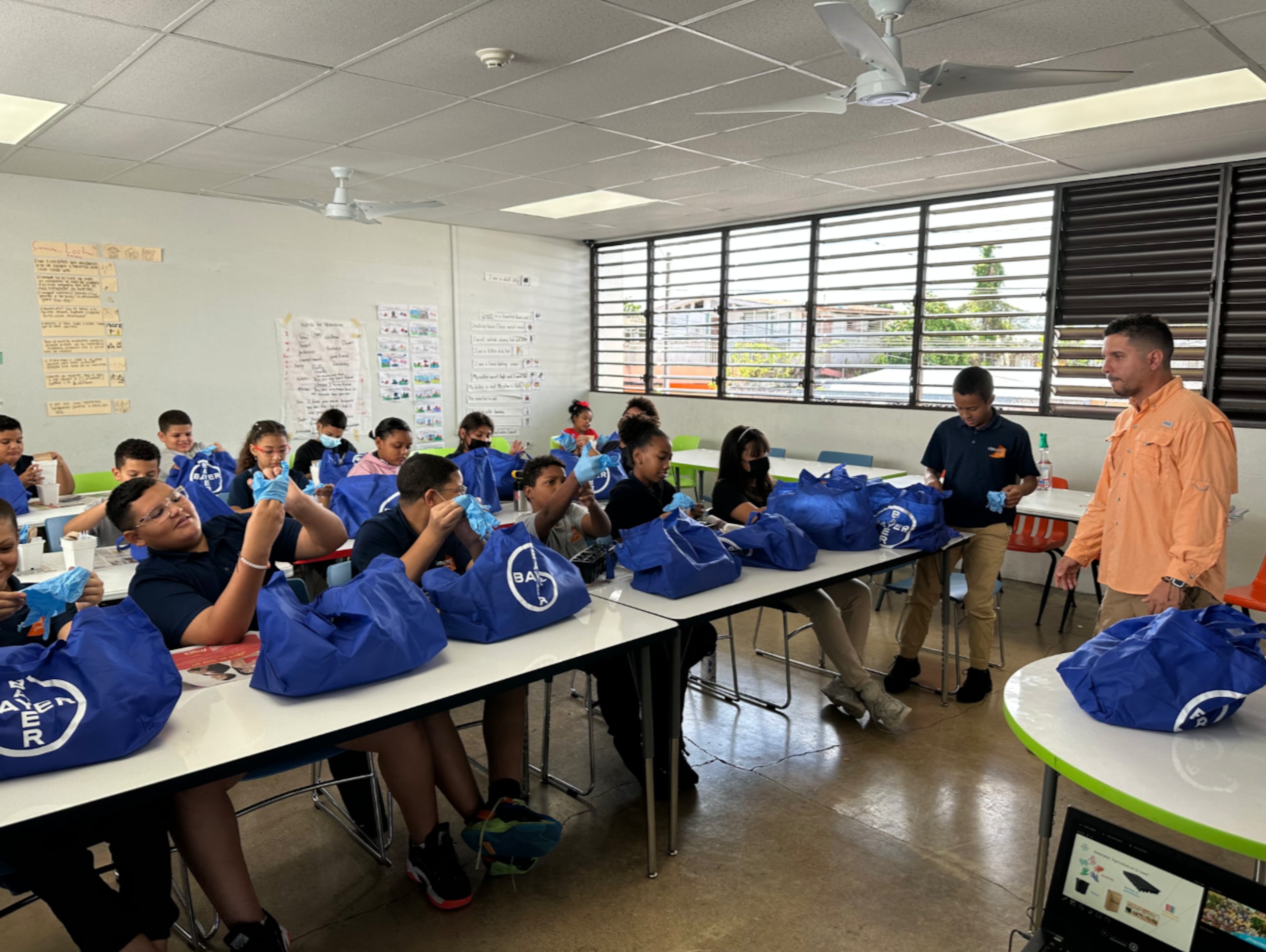 "Crece y Aprende" es un programa con actividades de agricultura y sostenibilidad para estudiantes de nivel elemental, como parte de sus estudios académicos, explicó Marivier Rojas López, líder de resultados y optimización en invernaderos de Bayer.