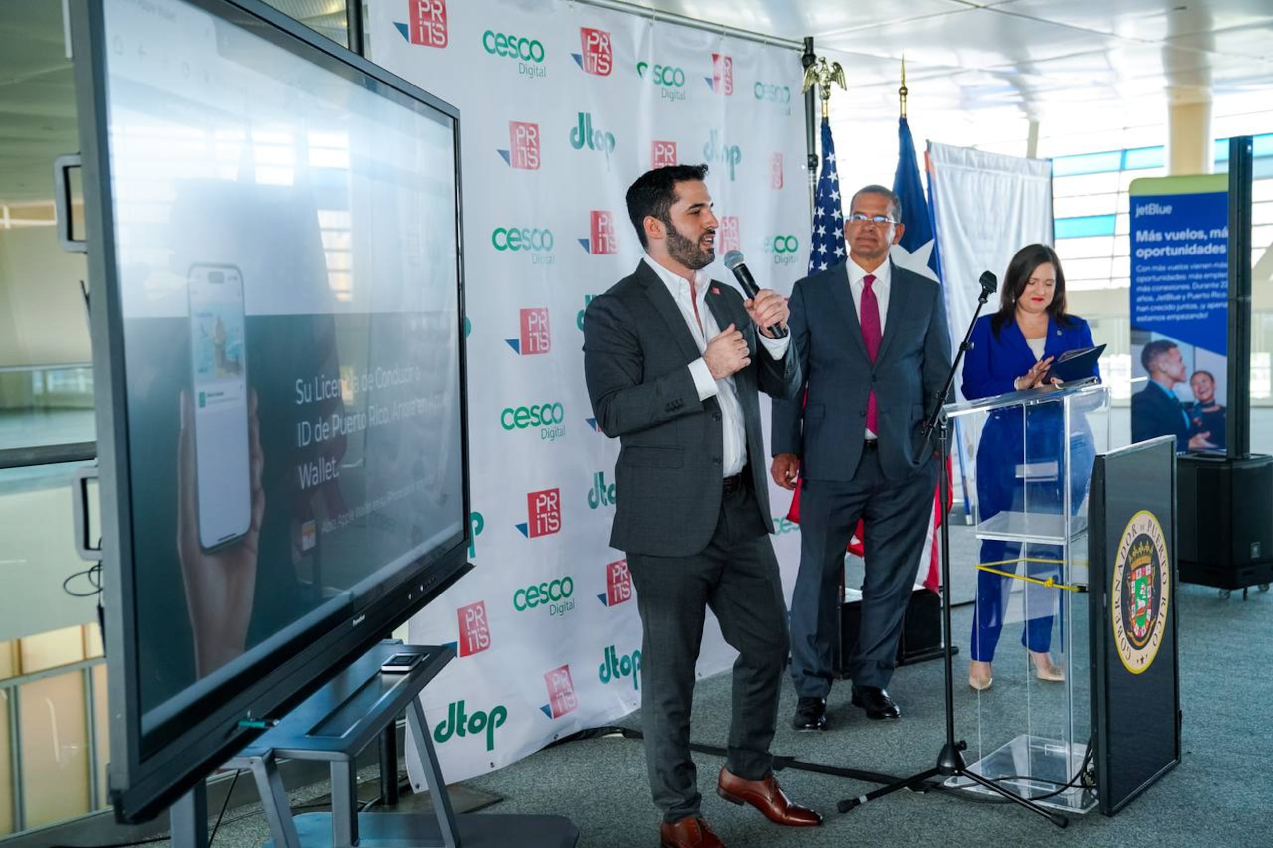 El director ejecutivo de PRITS, Antonio Ramos Guardiola, junto al gobernador Pedro Pierluisi y la secretaria del DTOP, Eileen Vélez Vega.