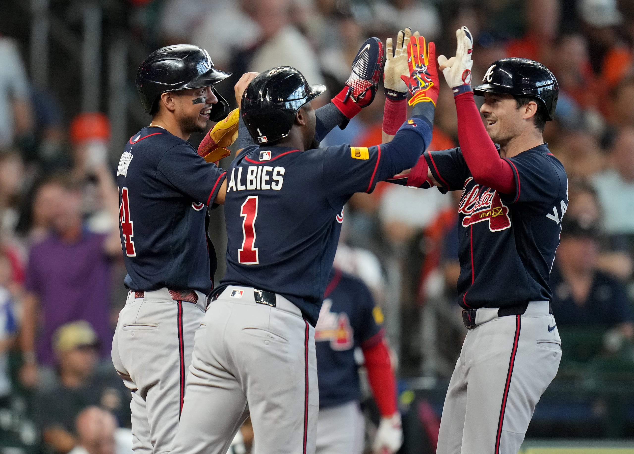 Mike Yastrzemski, derecha, de los Braves de Atlanta, celebra su cuadrangular de tres carreras.