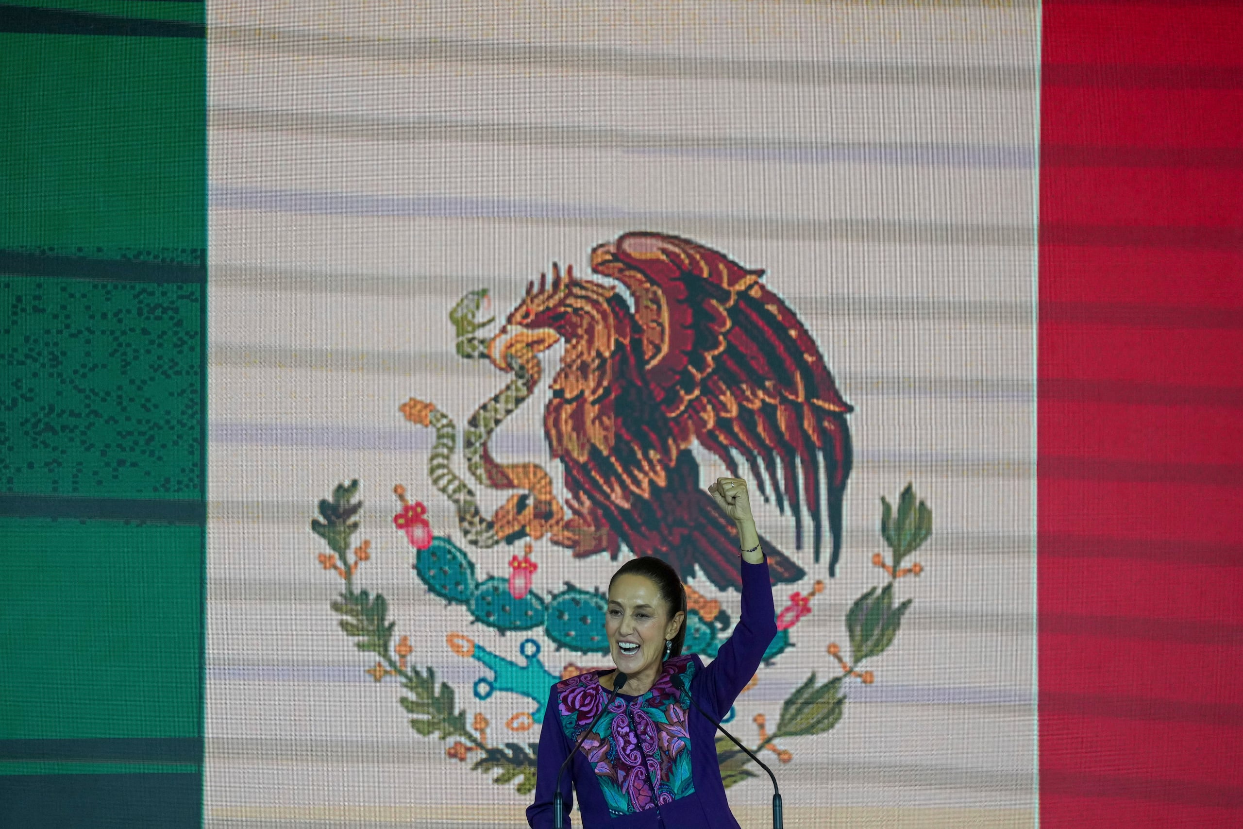 La candidata del partido oficialista Claudia Sheinbaum se dirige a sus seguidores tras el conteo rápido anunciado por el Instituto Nacional Electoral en las elecciones generales en Ciudad de México, en la madrugada del lunes 3 de junio de 2024. (AP Foto/Fernando Llano)