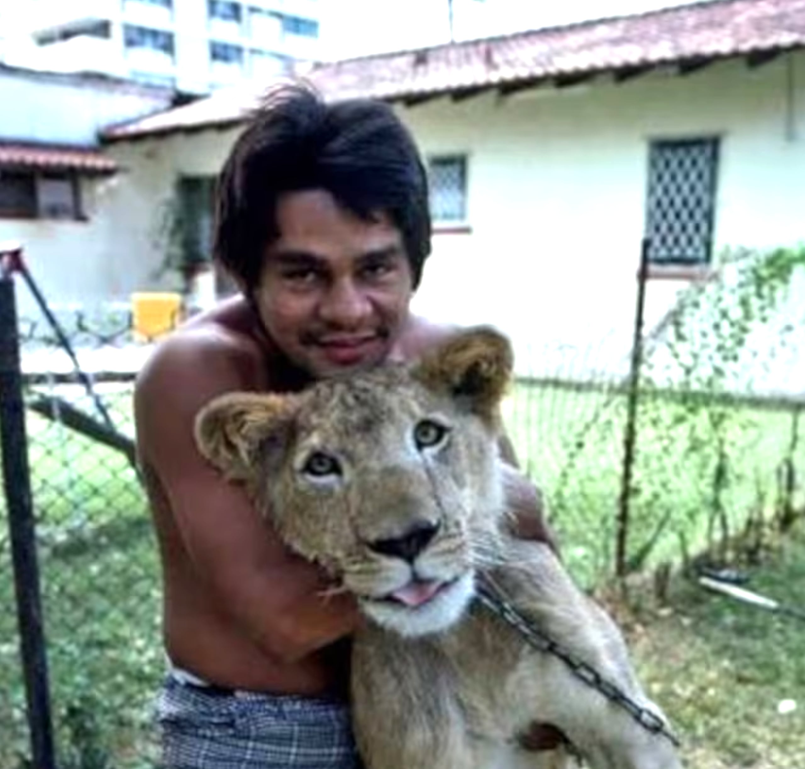 El boxeador junto a su león.