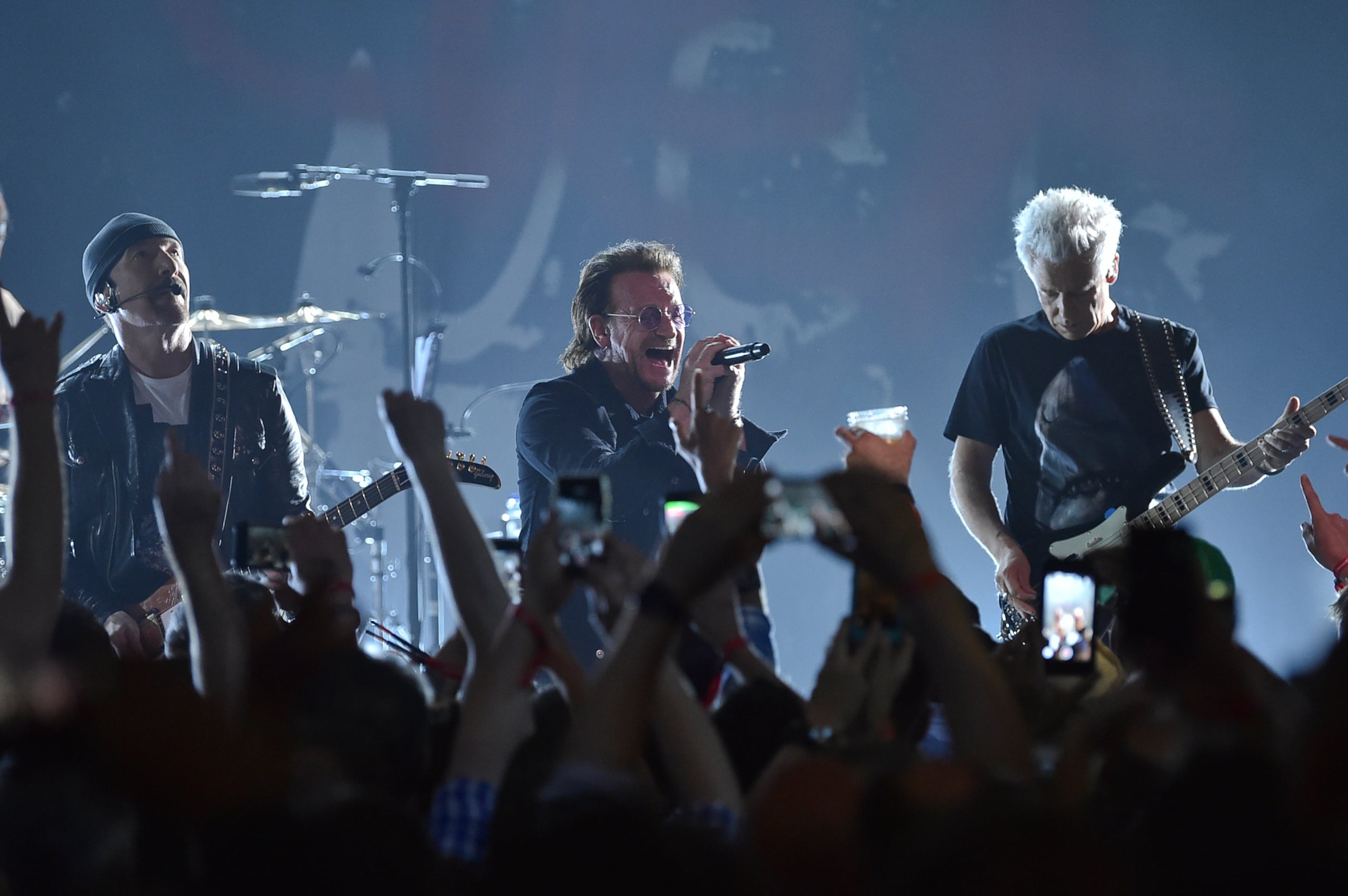 The Edge, de izquierda a derecha, Bono y Adam Clayton de U2 durante un concierto en el Apollo Theater el 11 de junio de 2018, en Nueva York. La banda comenzó su residencia "UV Achtung Baby" en el nuevo foro Sphere de Las Vegas el 29 de septiembre de 2023. (Foto Evan Agostini/Invision/AP, archivo)
