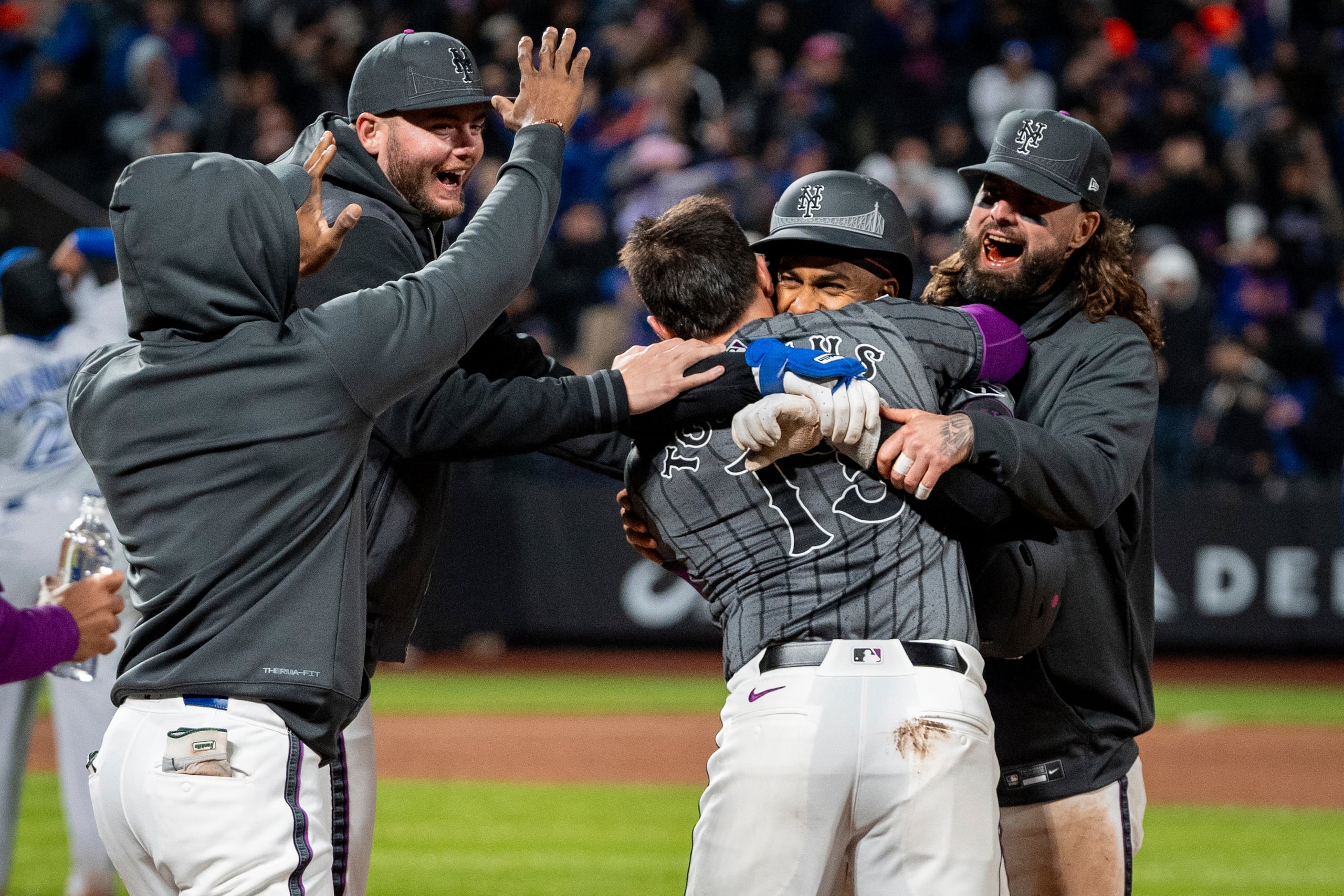 Los jugadores de los Mets celebran con Francisco Lindor luego de dejar sobre el terreno a los Blue Jays.
