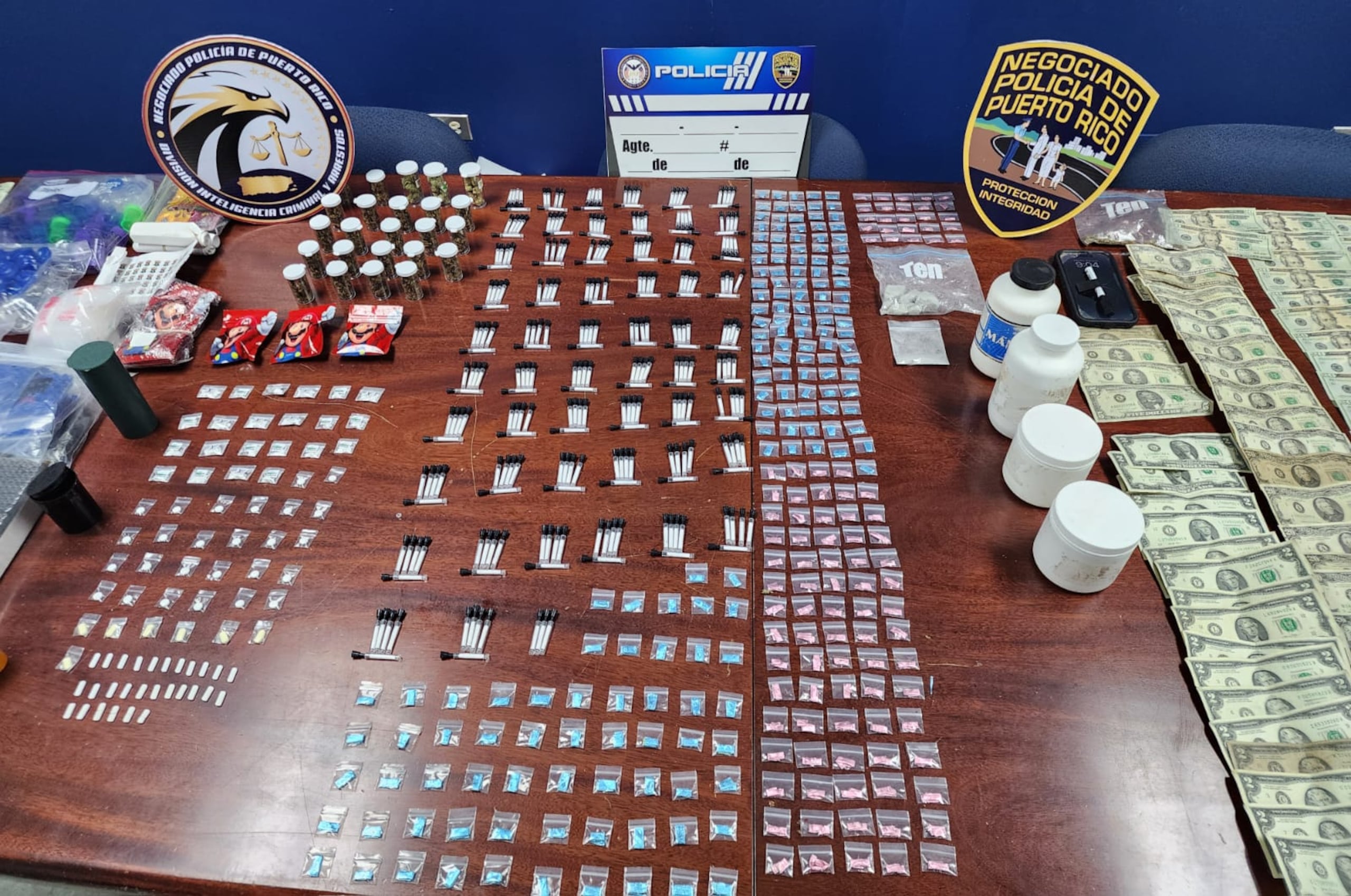 Durante los allanamientos se ocupó material y equipo para procesar sustancias controladas.