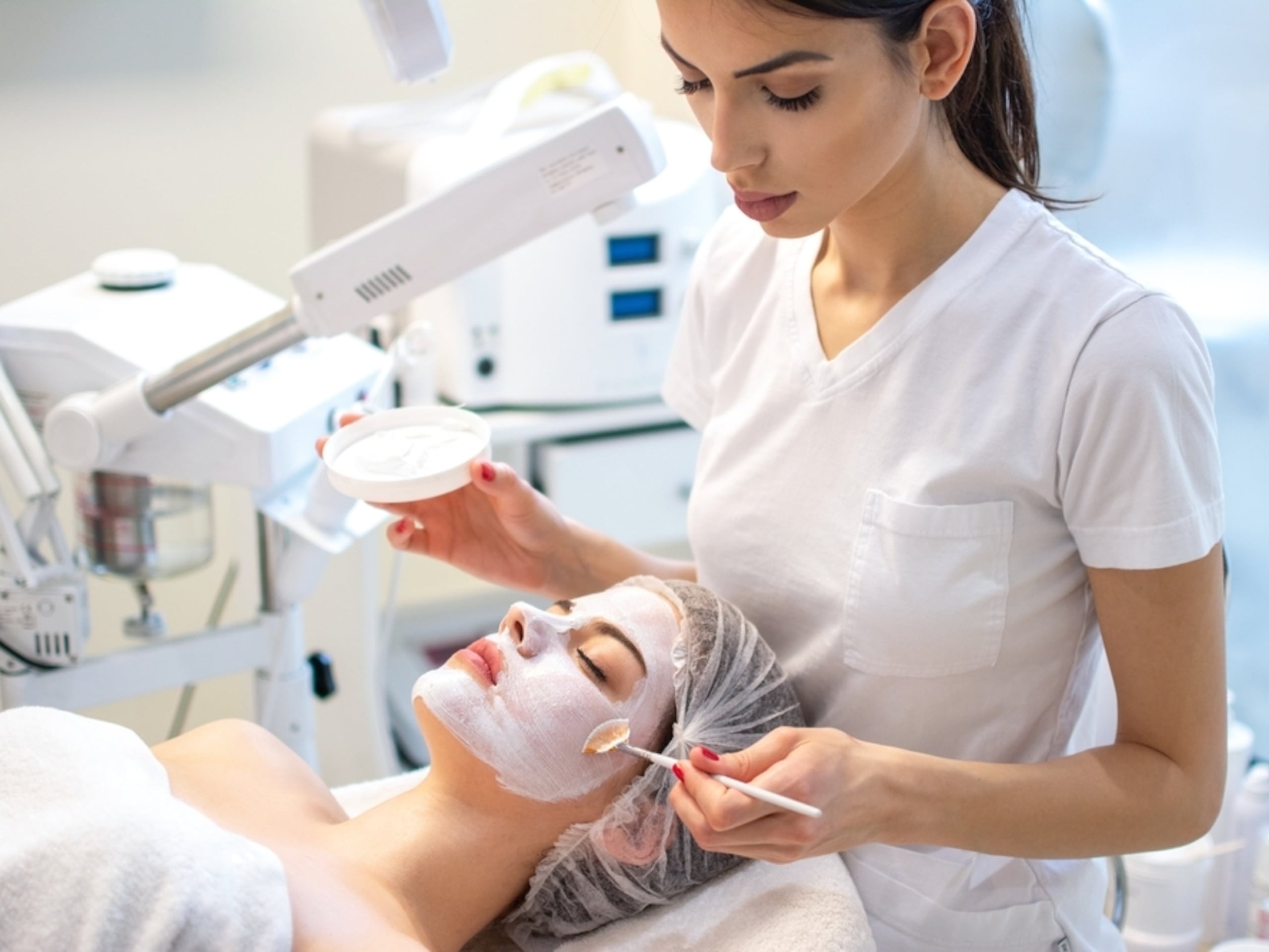 El nuevo Programa de Especialista en Estética de ICPR Junior College no solo te capacita para integrarte al mercado laboral, pues su contenido incluye una clase que proveerá la información y herramientas requeridas para que puedas emprender tu propio negocio.