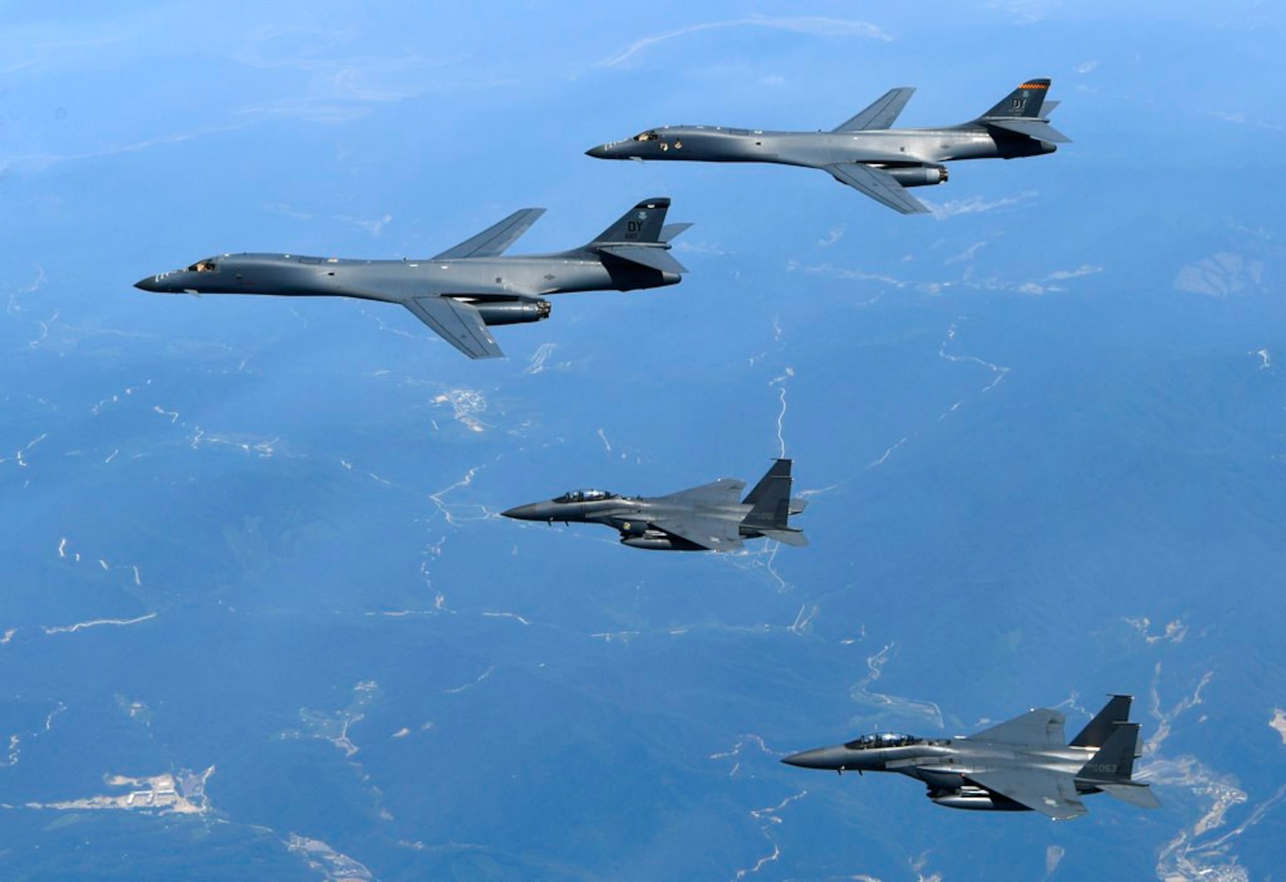 Aviones estadounidenses y surcoreanos sobrevolando la Península de Corea (AP).