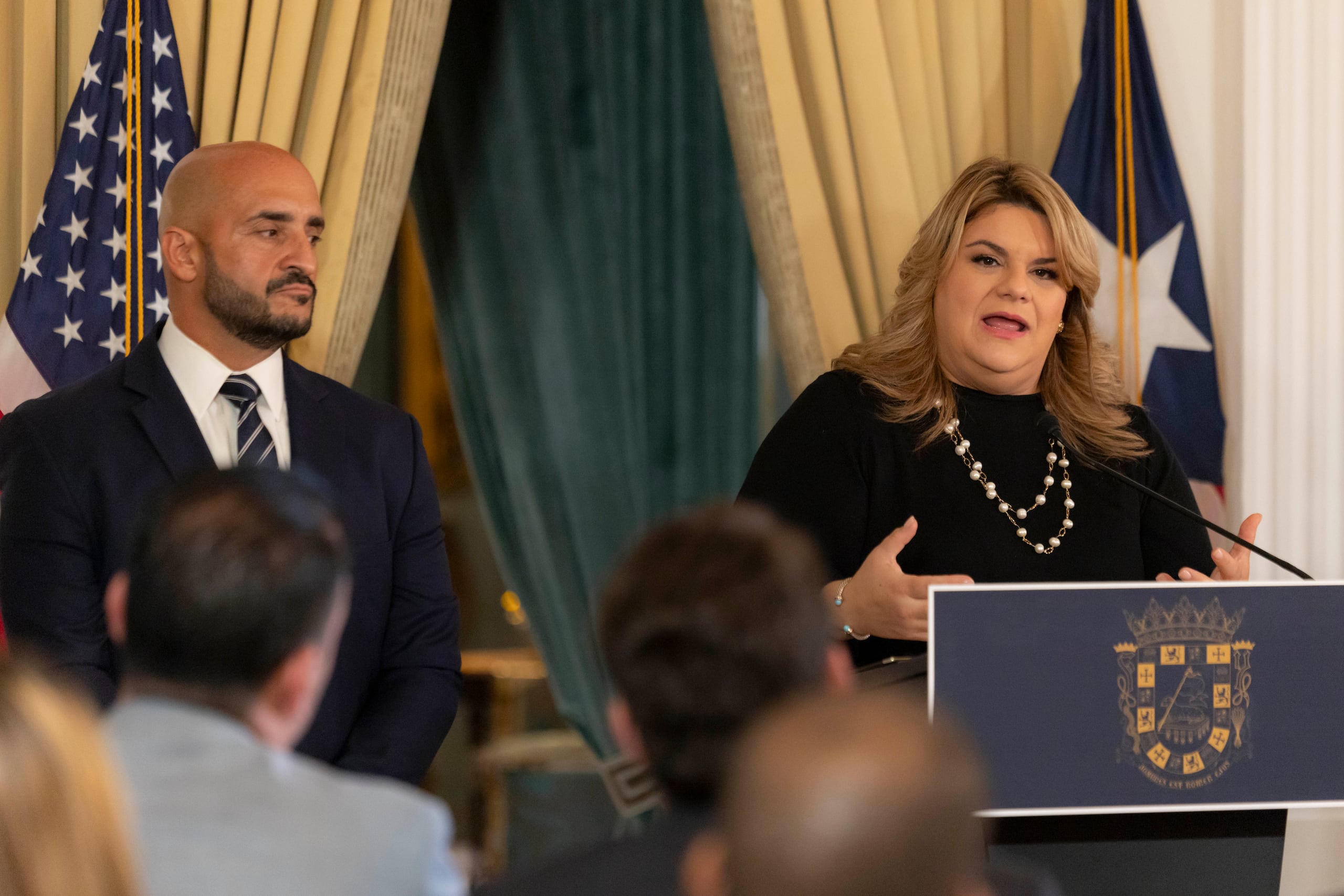 Joseph González fue nombrado jefe del FBI en la Isla el 2 de agosto de 2021. En la foto, junto a la gobernador Jenniffer González, durante el anuncio de su designación como jefe policial.