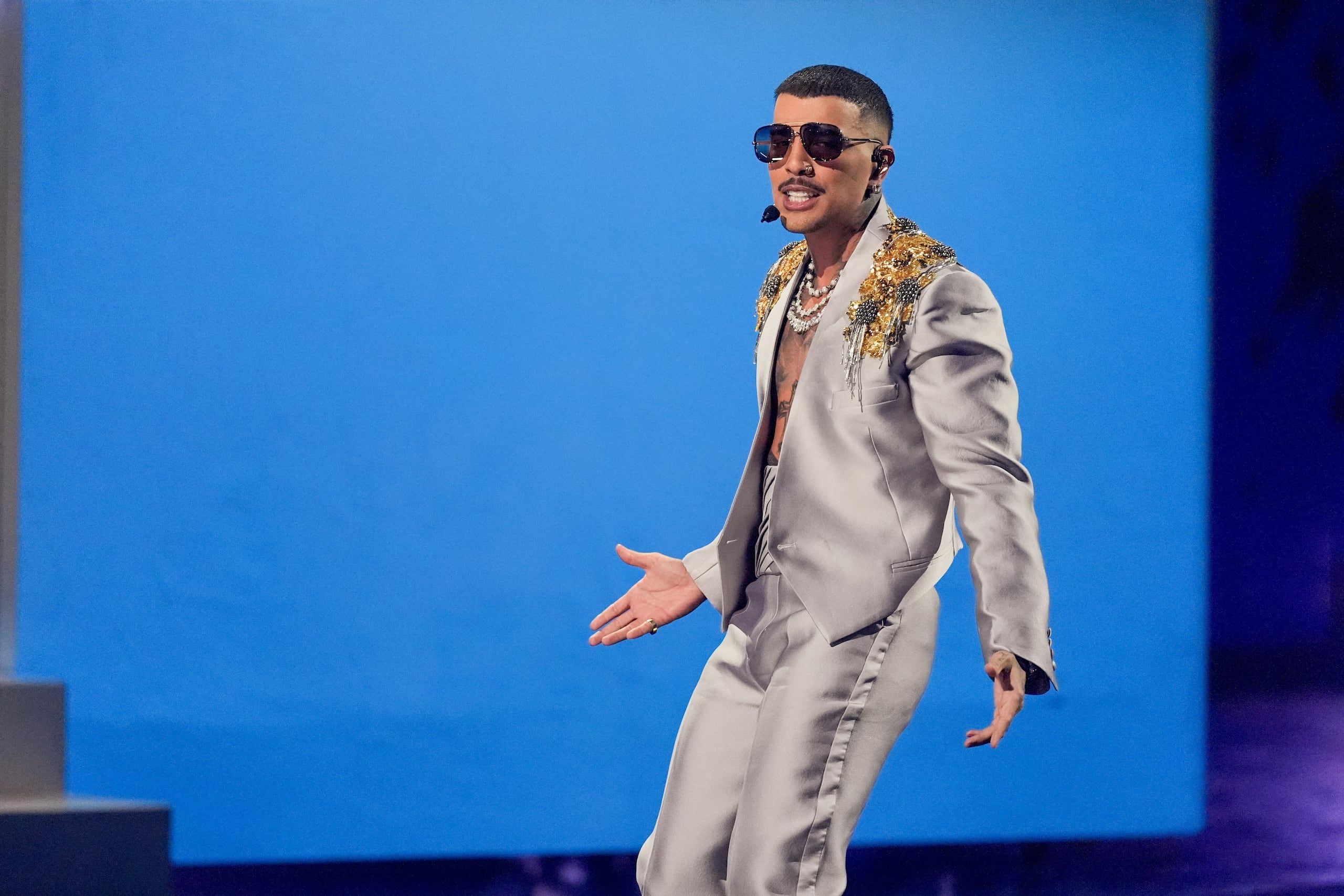 Rauw Alejandro aparece aquí en una presentación en los Latin Grammys.