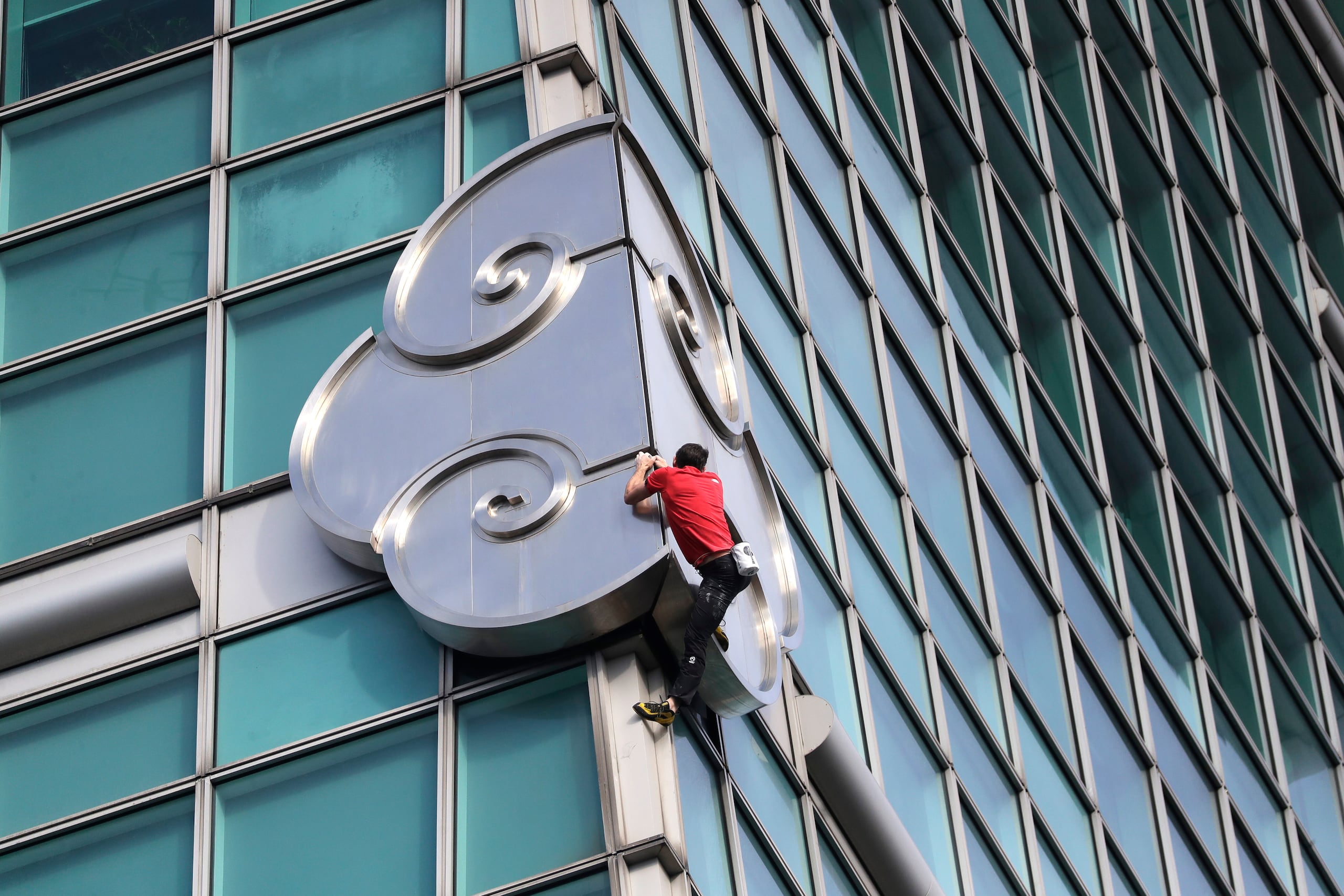 Aunque no es el primer alpinista que escala el Tapei 101, Honnold se convirtió en el primero en completar la hazaña sin cuerdas.