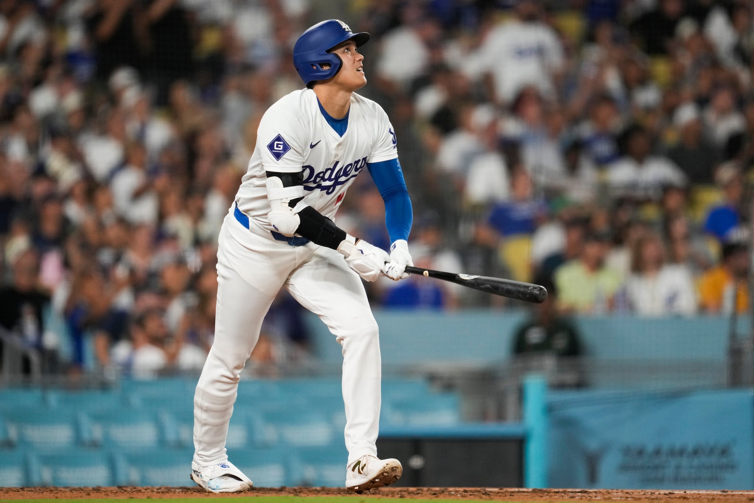 Shohei Ohtani (17) reacciona a su cuadrangular en la sexta entrada contra los Guardians de Cleveland.