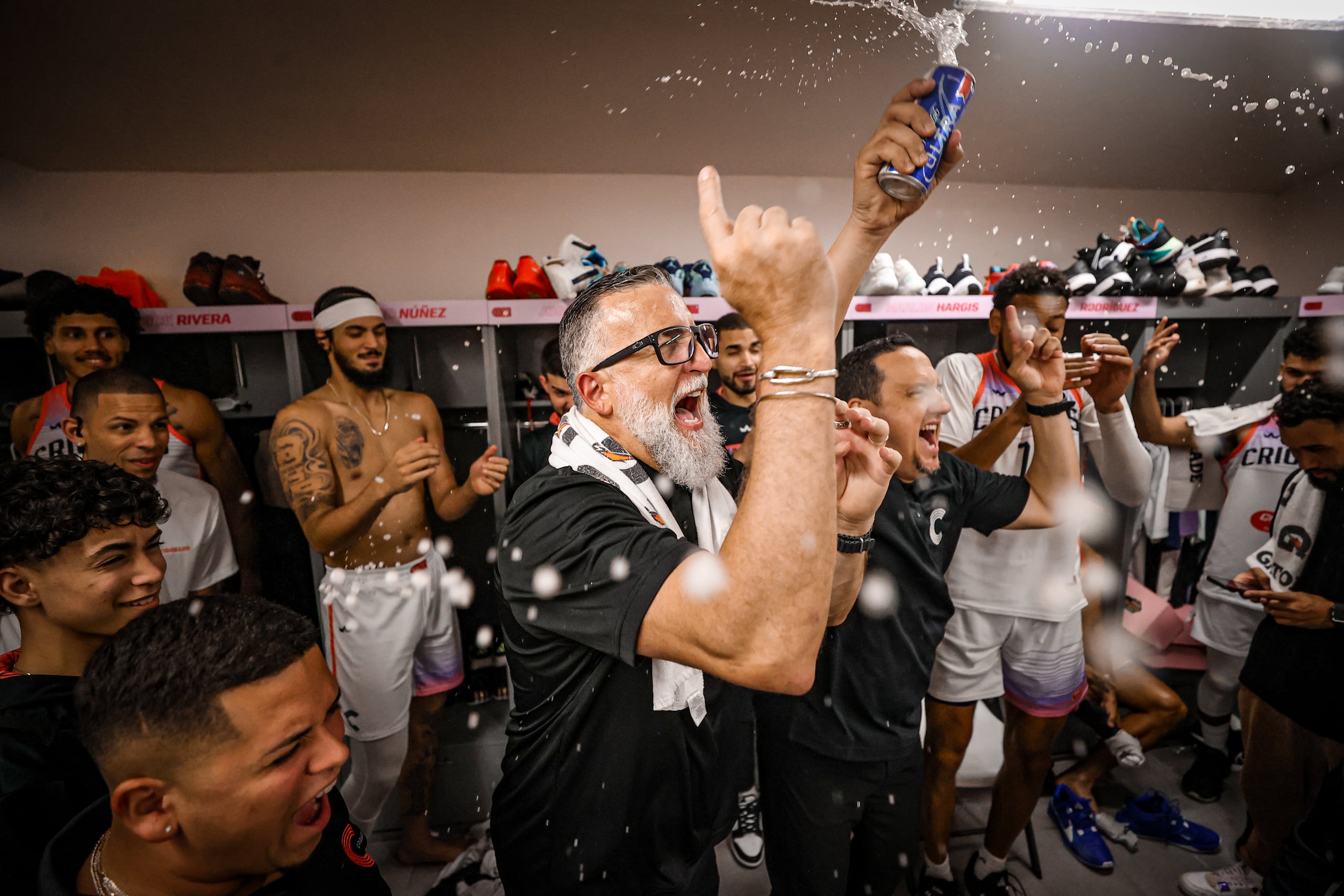 Wilhelmus Caanen festeja con los Criollos de Caguas en el camerino tras clasificar a las semifinales del BSN.