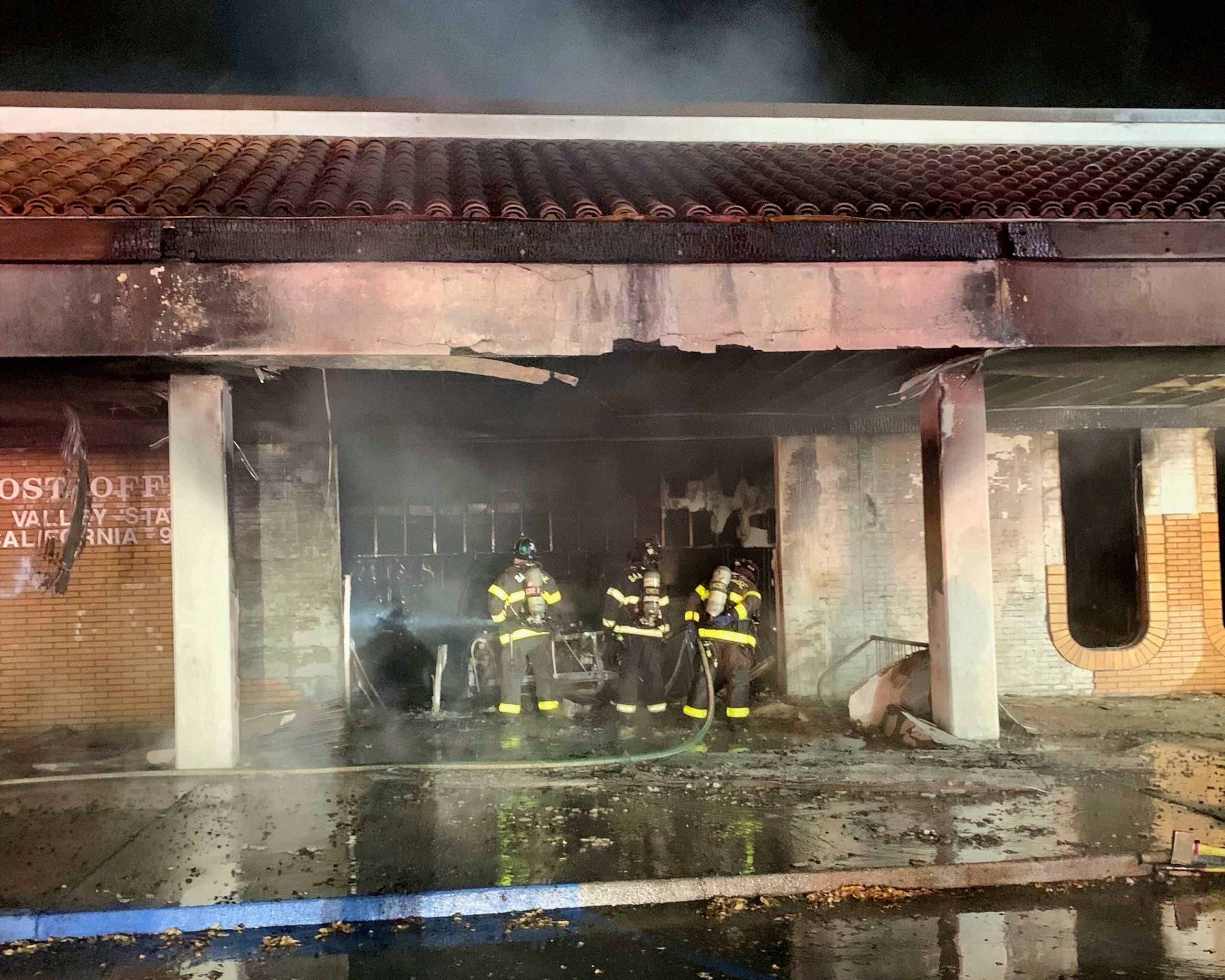 Unos 50 bomberos tardaron aproximadamente hora y media en extinguir las llamas.