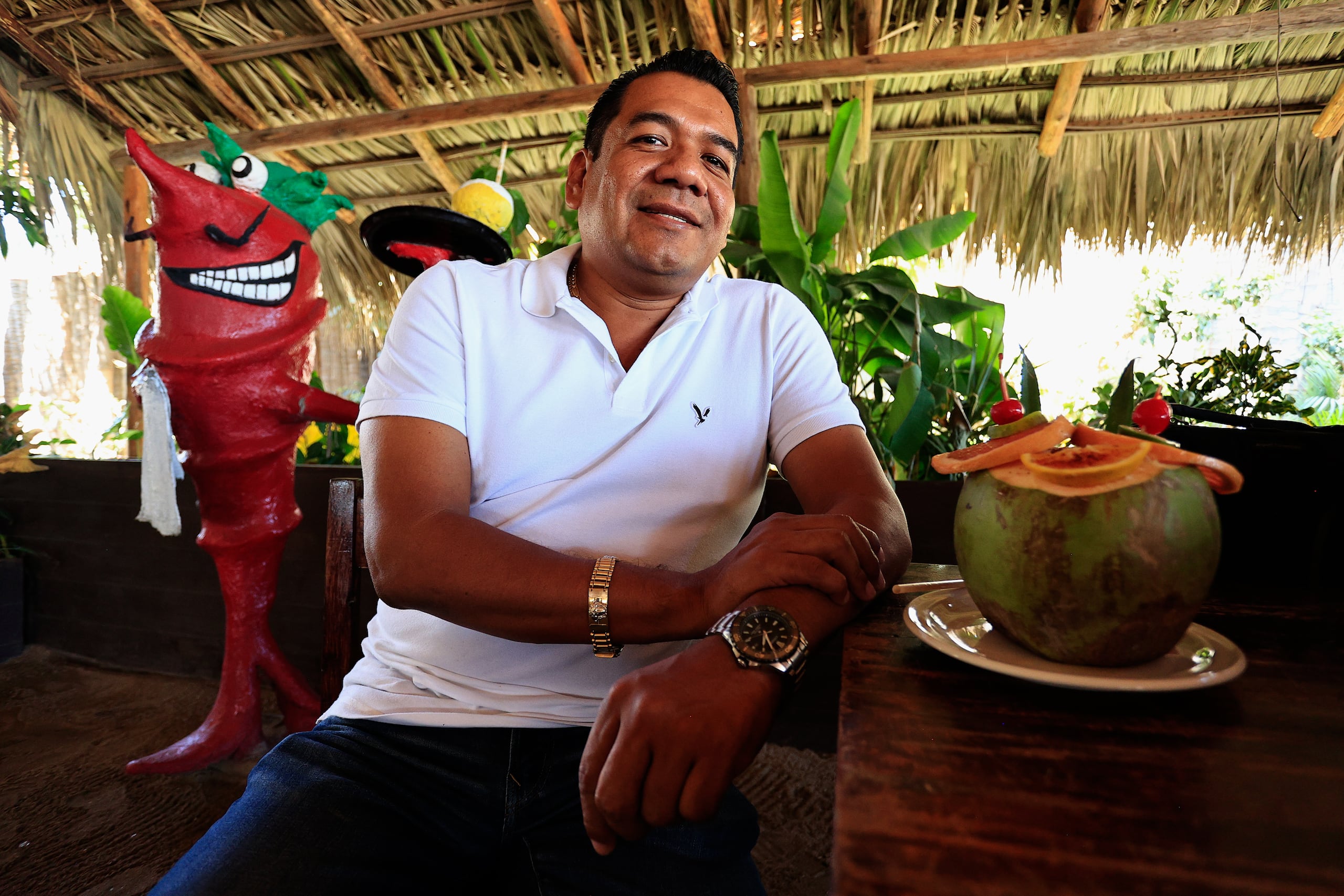 Los bañistas han abarrotado el destino turístico en medio de restaurantes reparados, condominios abandonados y destrucción aún visible del ciclón. En la foto, el restaurantero Jesús Zamora. (EFE/David Guzmán.)