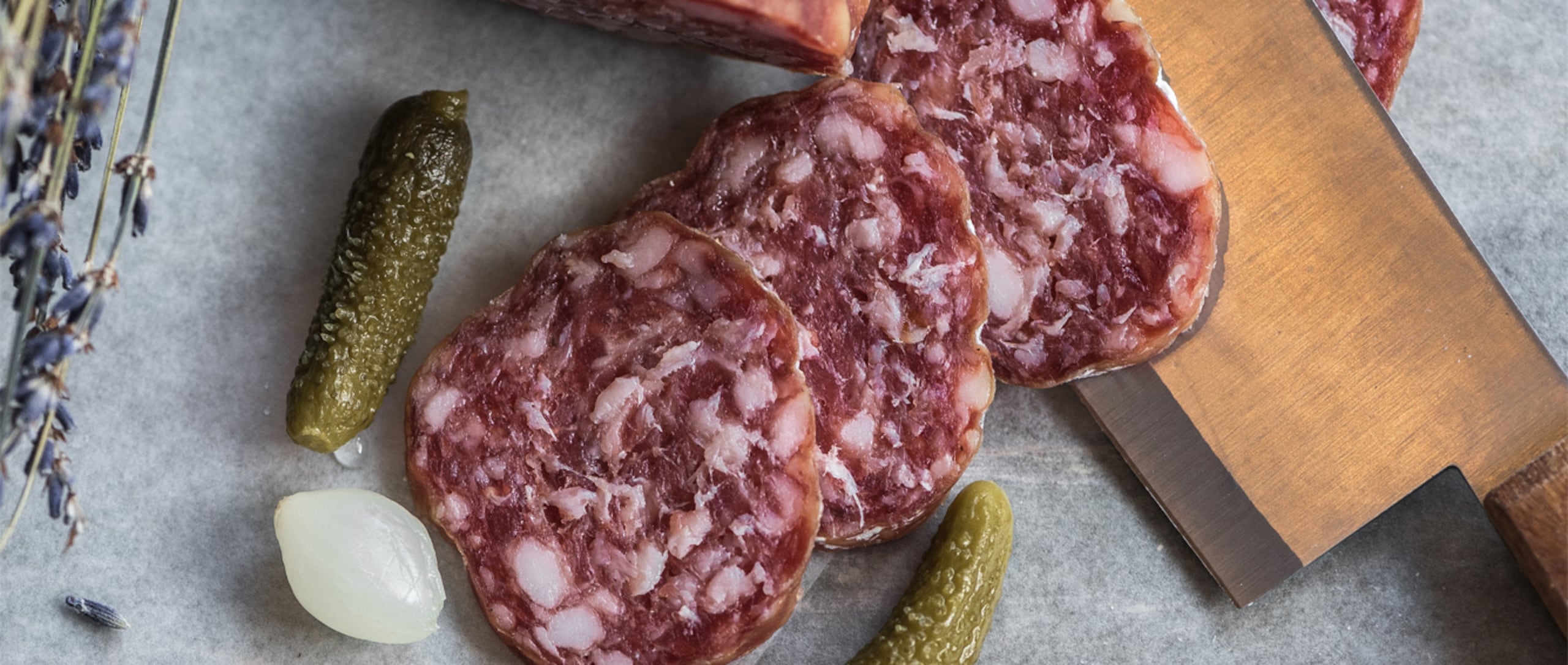 La carne procesada se refiere a la que ha sido transformada a través de la salazón, el curado, la fermentación, el ahumado, u otros procesos para mejorar su sabor o su conservación. (Jez Timms / Unsplash)