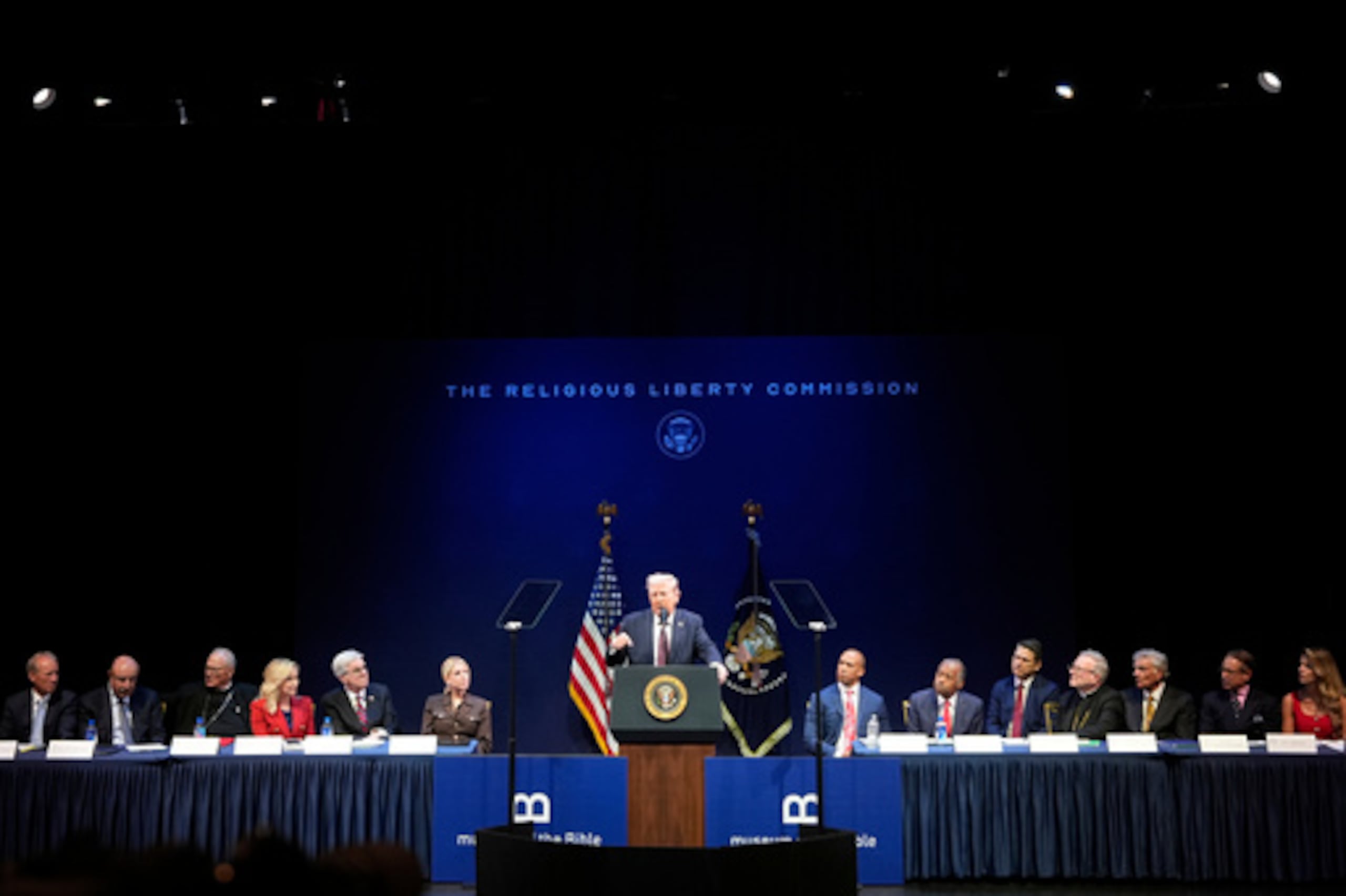 El presidente Donald Trump habla en una audiencia de la Comisión de Libertad Religiosa en el Museo de la Biblia.