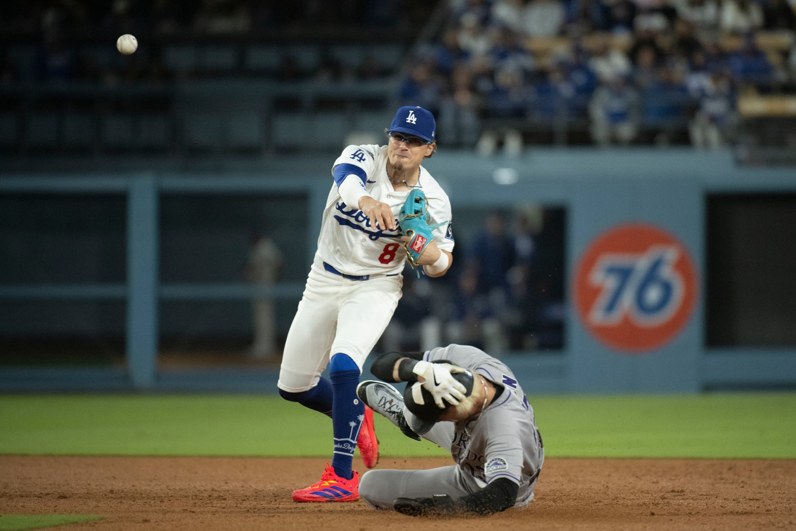 El segunda base de los Dodgers de Los Ángeles Enrique Hernández (8) lanza a primera para completar un doble play ante la barrida de Zac Veen durante la séptima entrada.