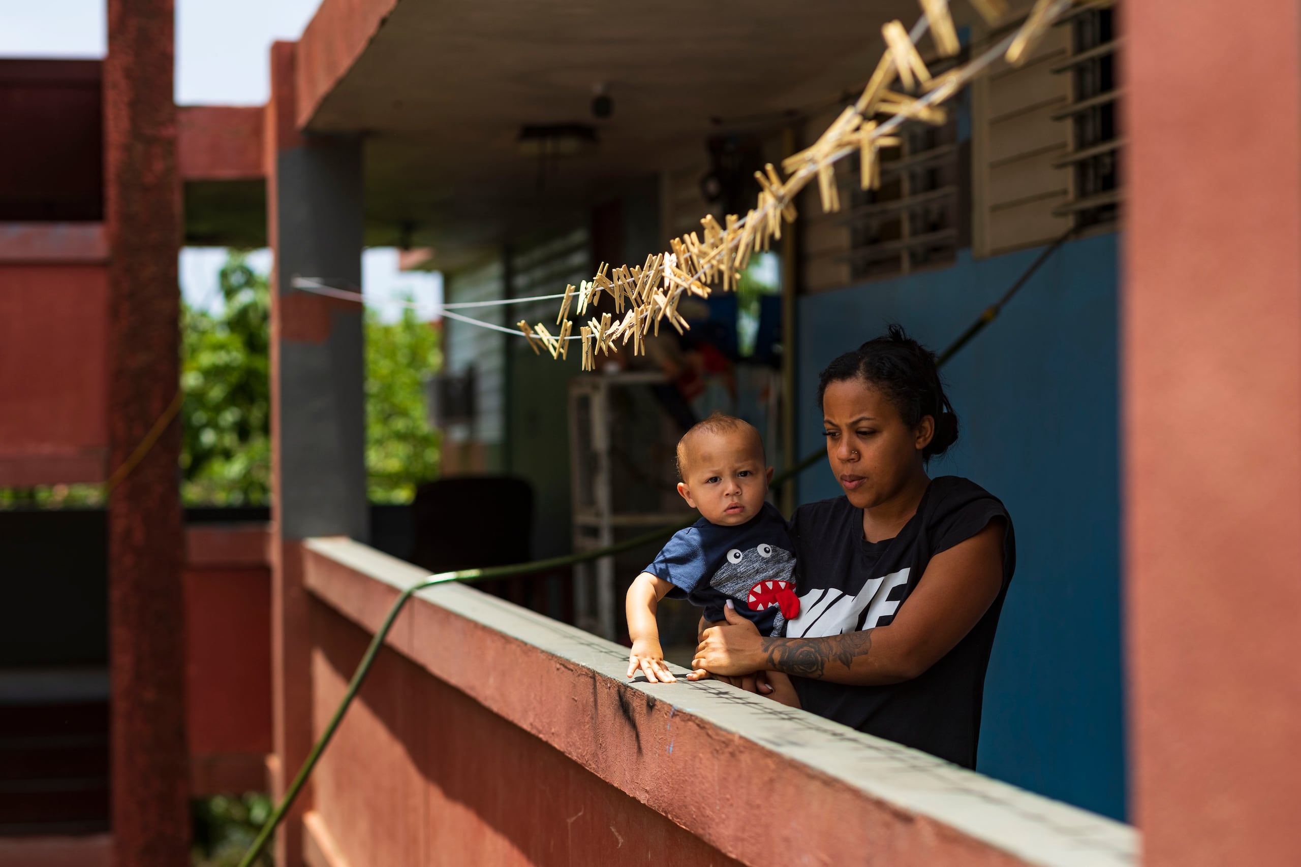 En la foto, Kassandra Acevedo junto a su niño, a quien le dieron Sección 8 y no encontró un lugar en dos años de búsqueda.