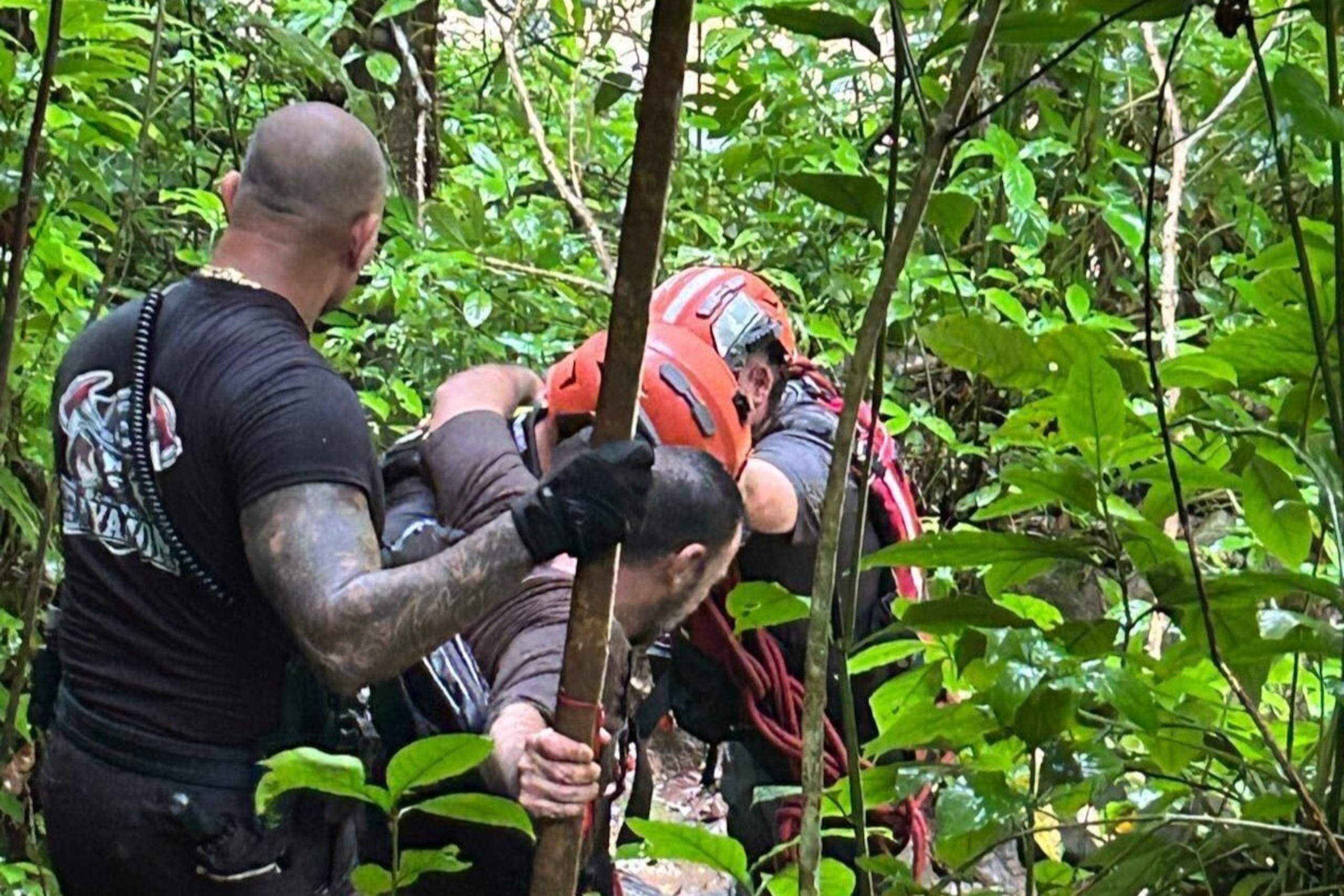Seis personas fueron rescatadas el lunes luego de que un golpe de agua las arrastrara en el río Charco Prieto en Bayamón.