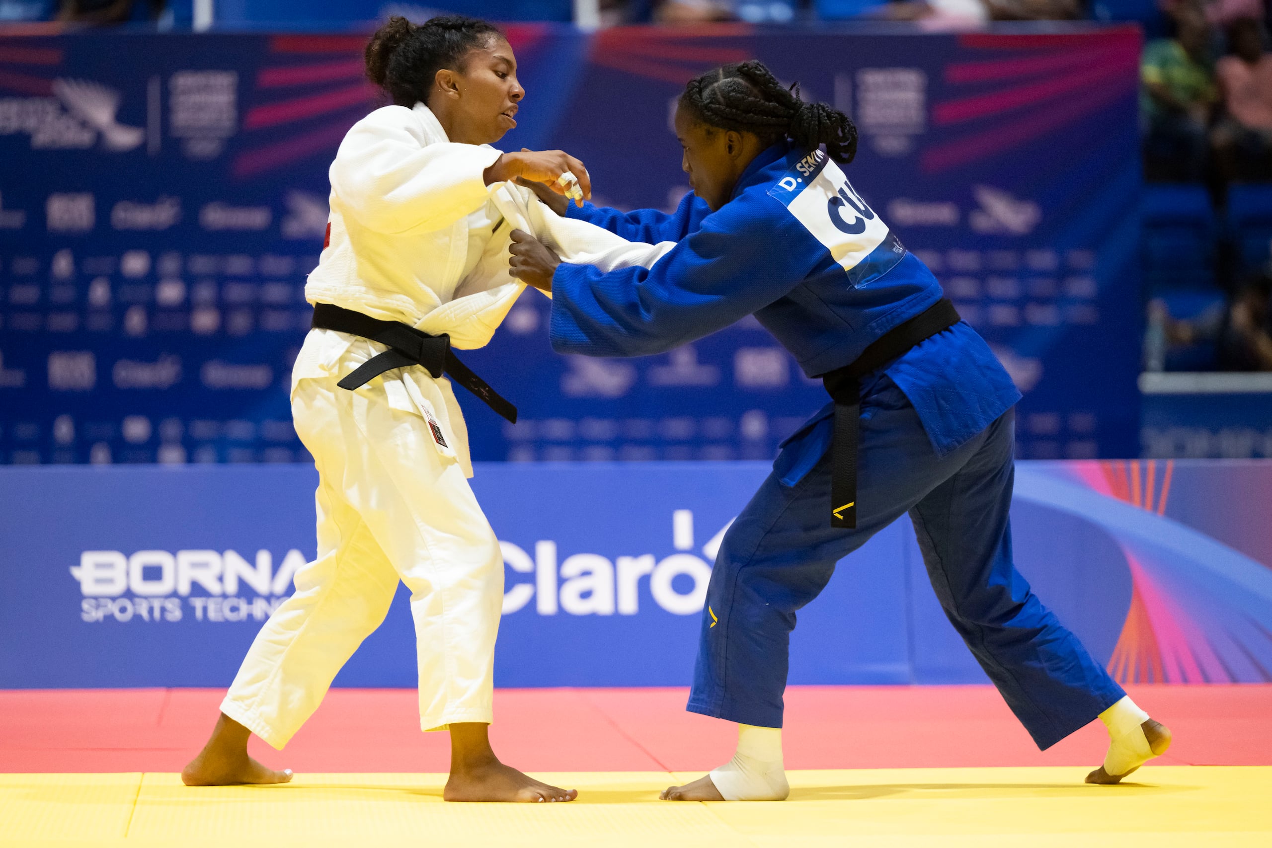Francine Echevarría, a la izquierda, en los Juegos Centroamericanos y del Caribe de Santo Domingo 2026.