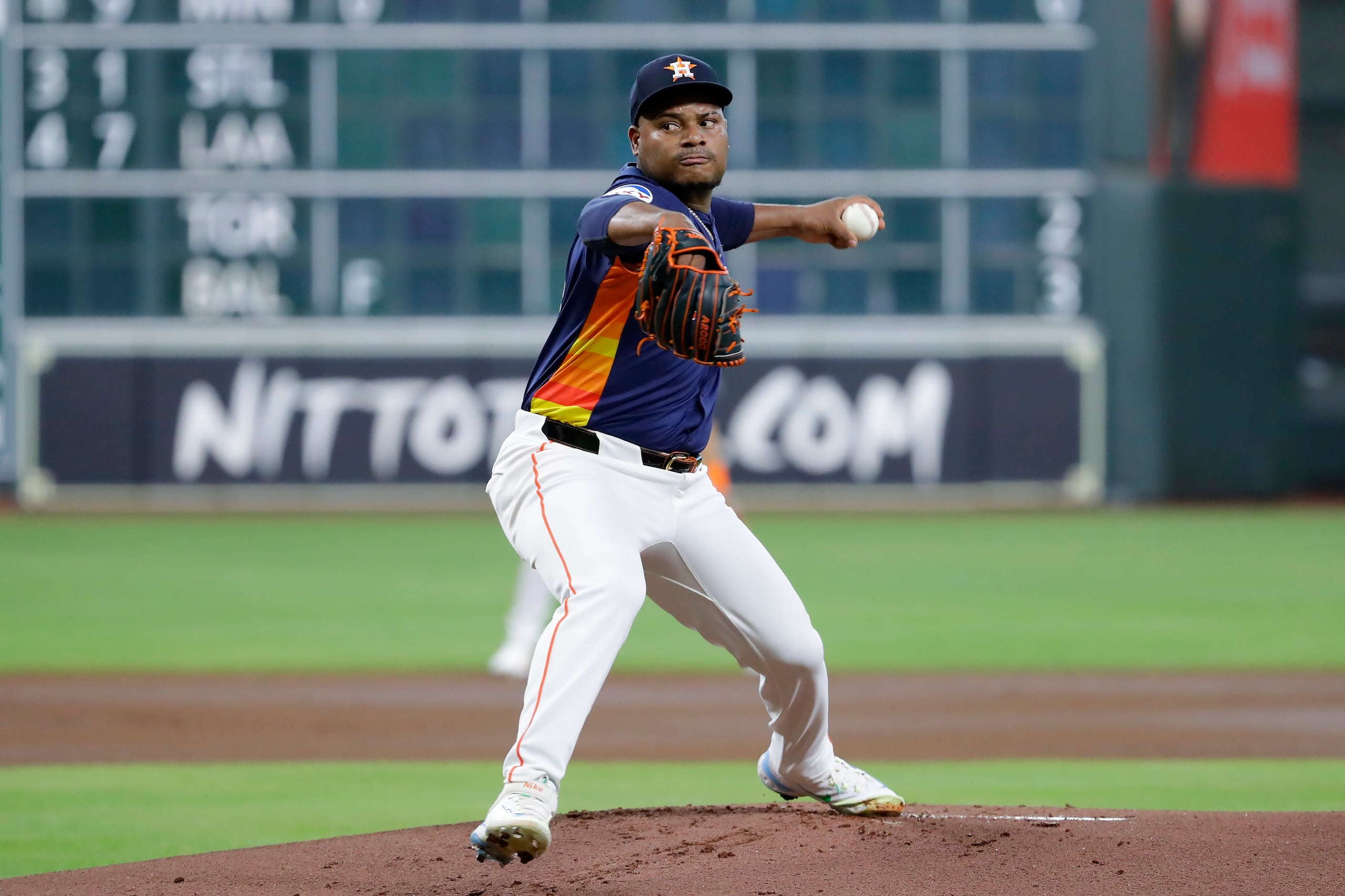 El abridor dominicano de los Astros de Houston, Framber Valdez, lanza en la primera entrada del juego ante los Athletics.