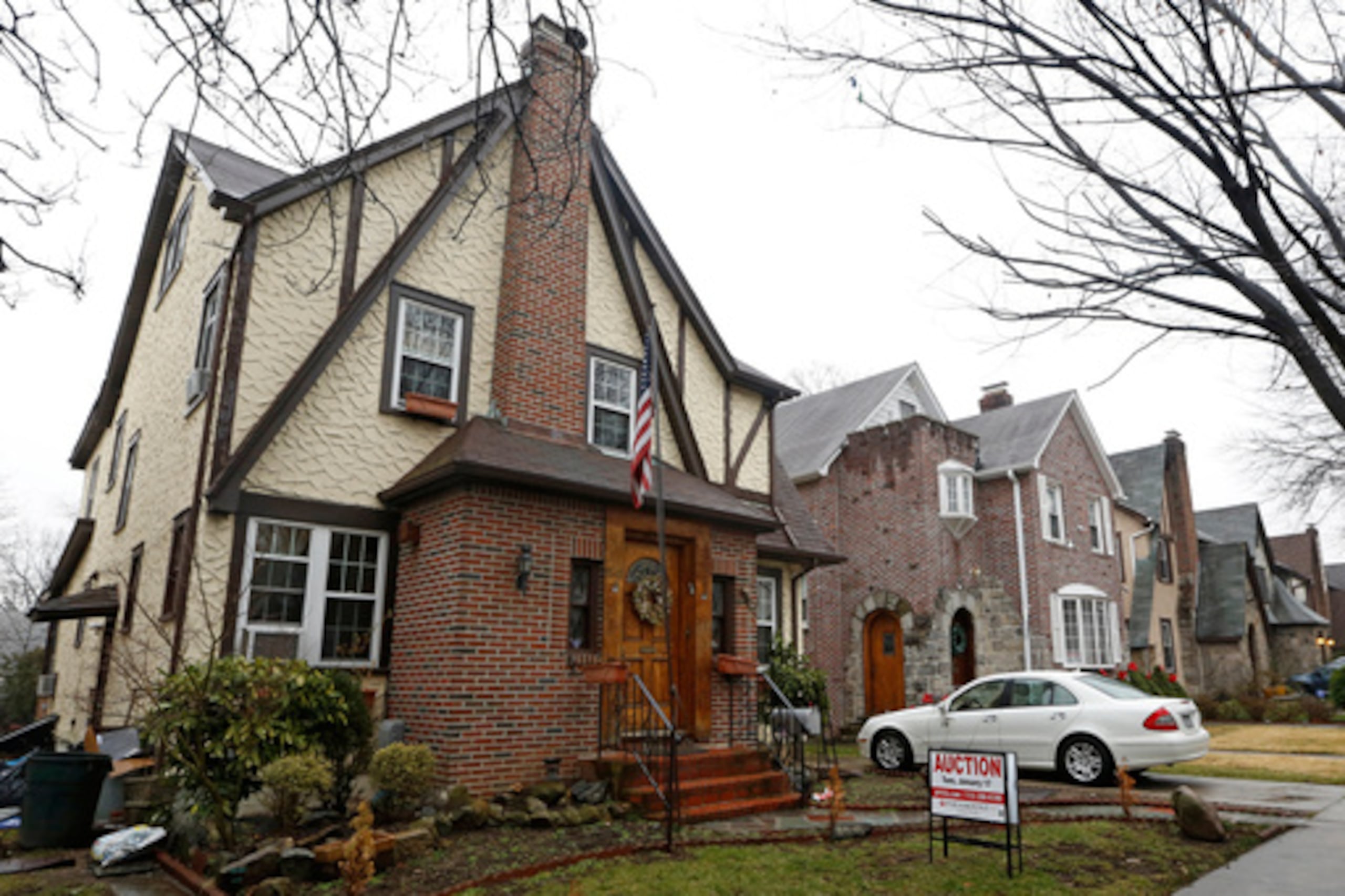 ARCHIVO - Esta fotografía del 17 de enero de 2017 muestra la casa donde el presidente Donald Trump pasó su infancia, en Nueva York. (Foto AP/Kathy Willens, archivo)