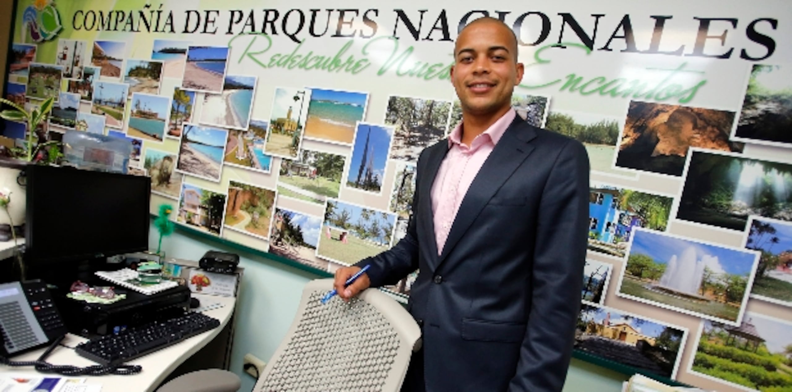 El esquina de la Selección Nacional Juan “Juanchi” Figueroa, arriba rematando y a la izquierda en ropa de civil,  se estrenó como ayudante especial del Director de la Compañía de Parques Nacionales en enero de este año. lino.prieto@gfrmedia.com