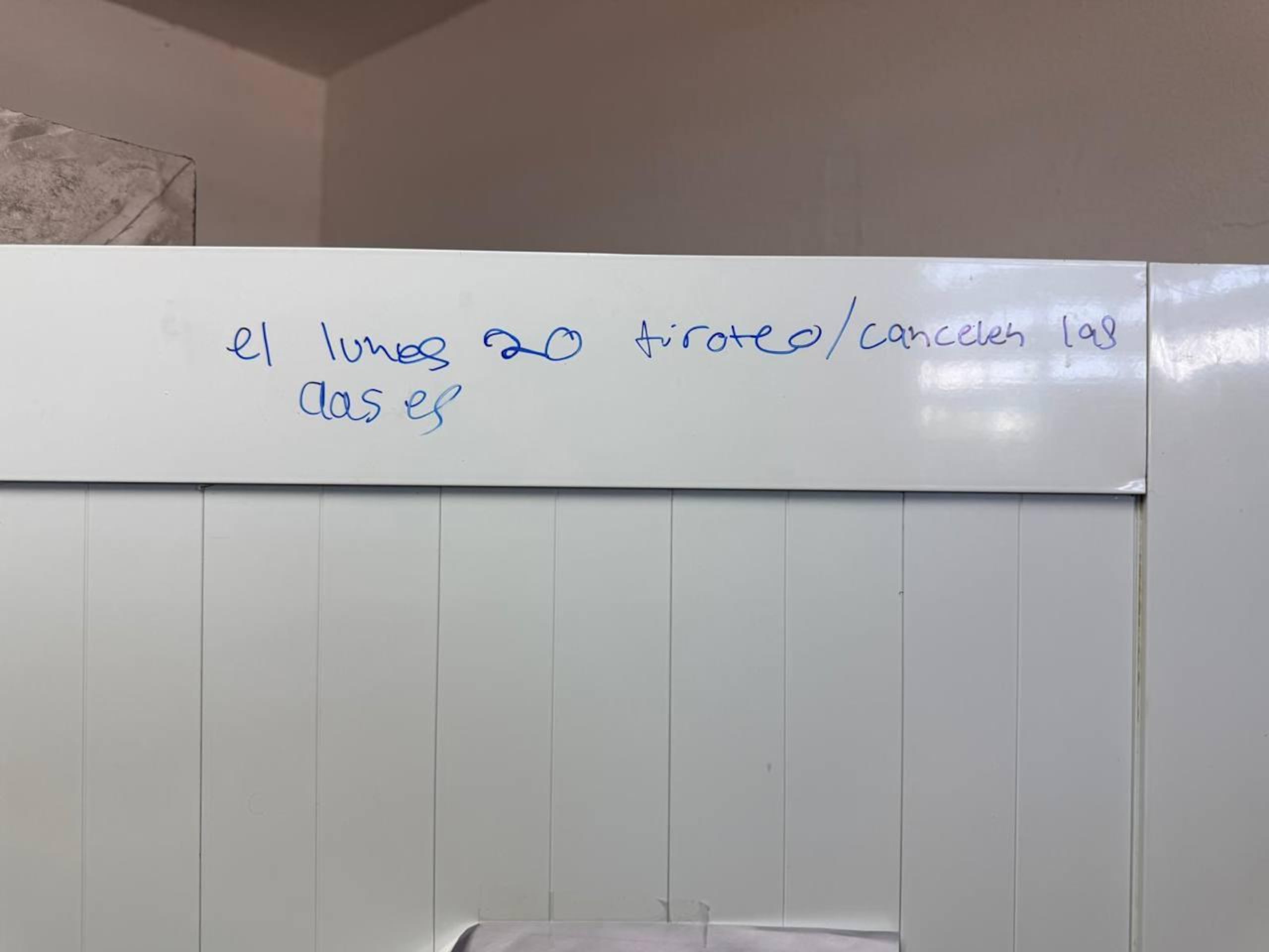 Ejemplo de falsas amenazas escritas en escuelas del Departamento de Educación que están bajo investigación de las autoridades estatales y federales.