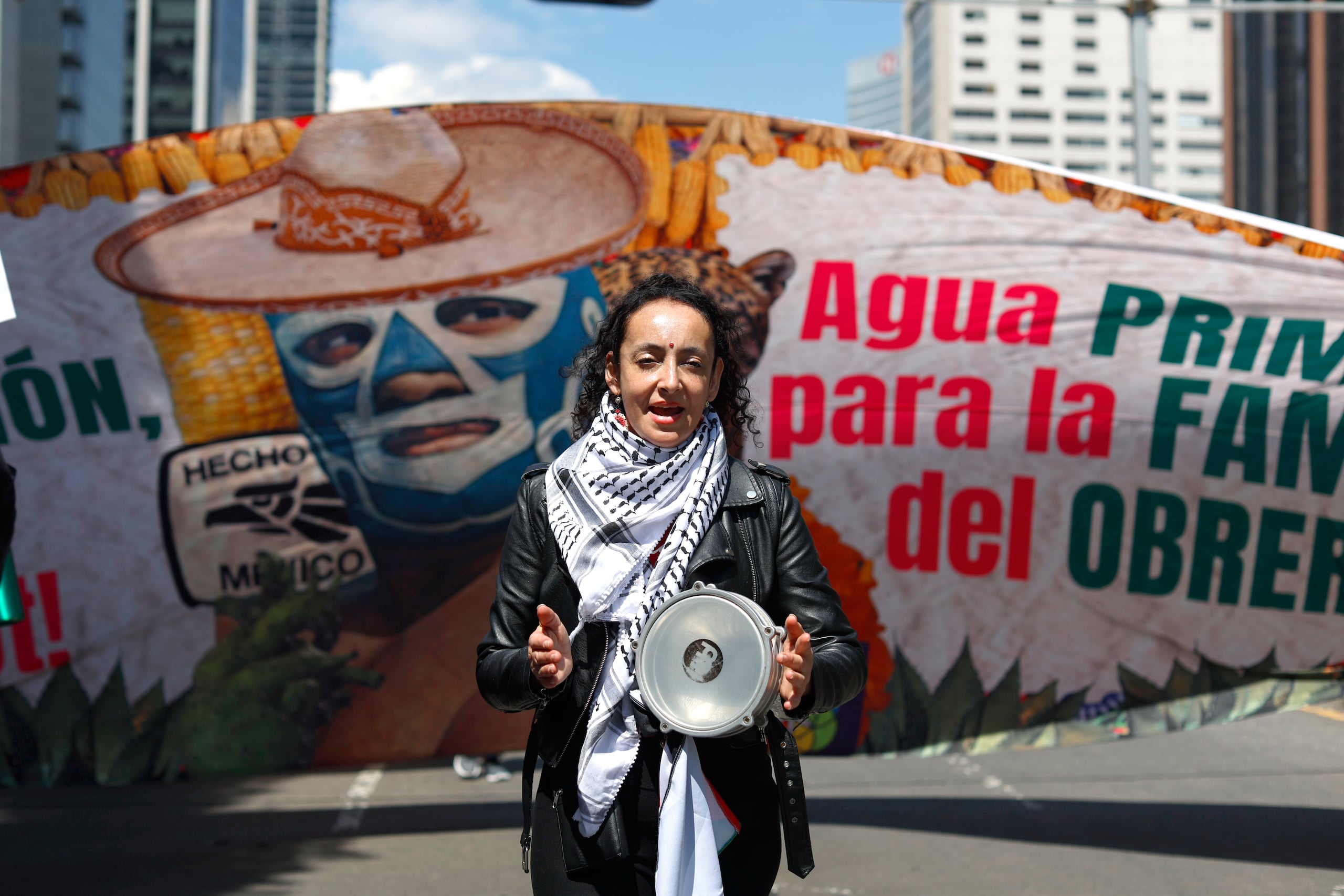 Una activista se manifiesta contra el acuerdo de cooperación en materia hídrica entre el Gobierno del norteño estado de Chihuahua e Israel, este sábado, en Ciudad de México (México). (EFE/ Sáshenka Gutiérrez)