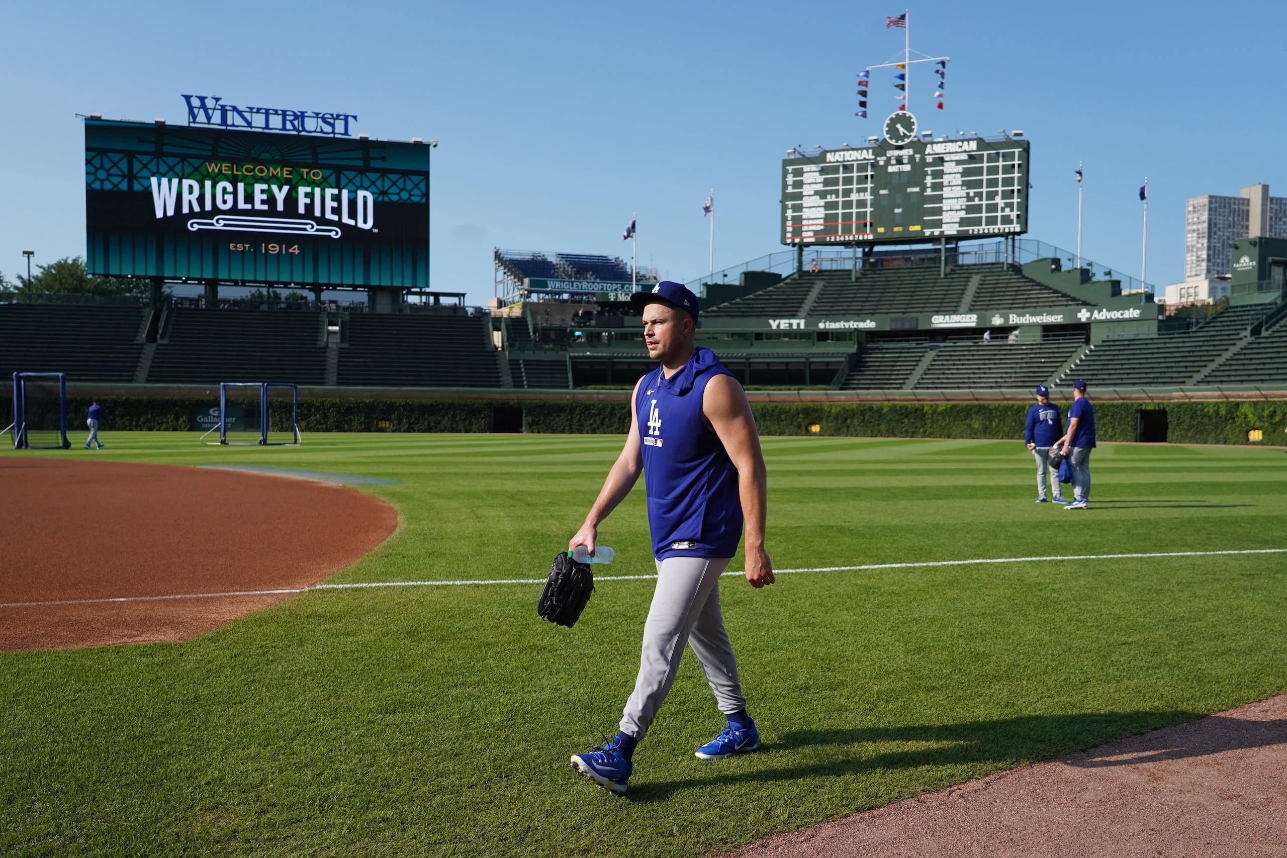 El lanzador Tarik Skubal, ya en uniforme de los Dodgers de Los Ángeles, tras un calentamiento previo a un juego contra los Cachorros de Chicago.