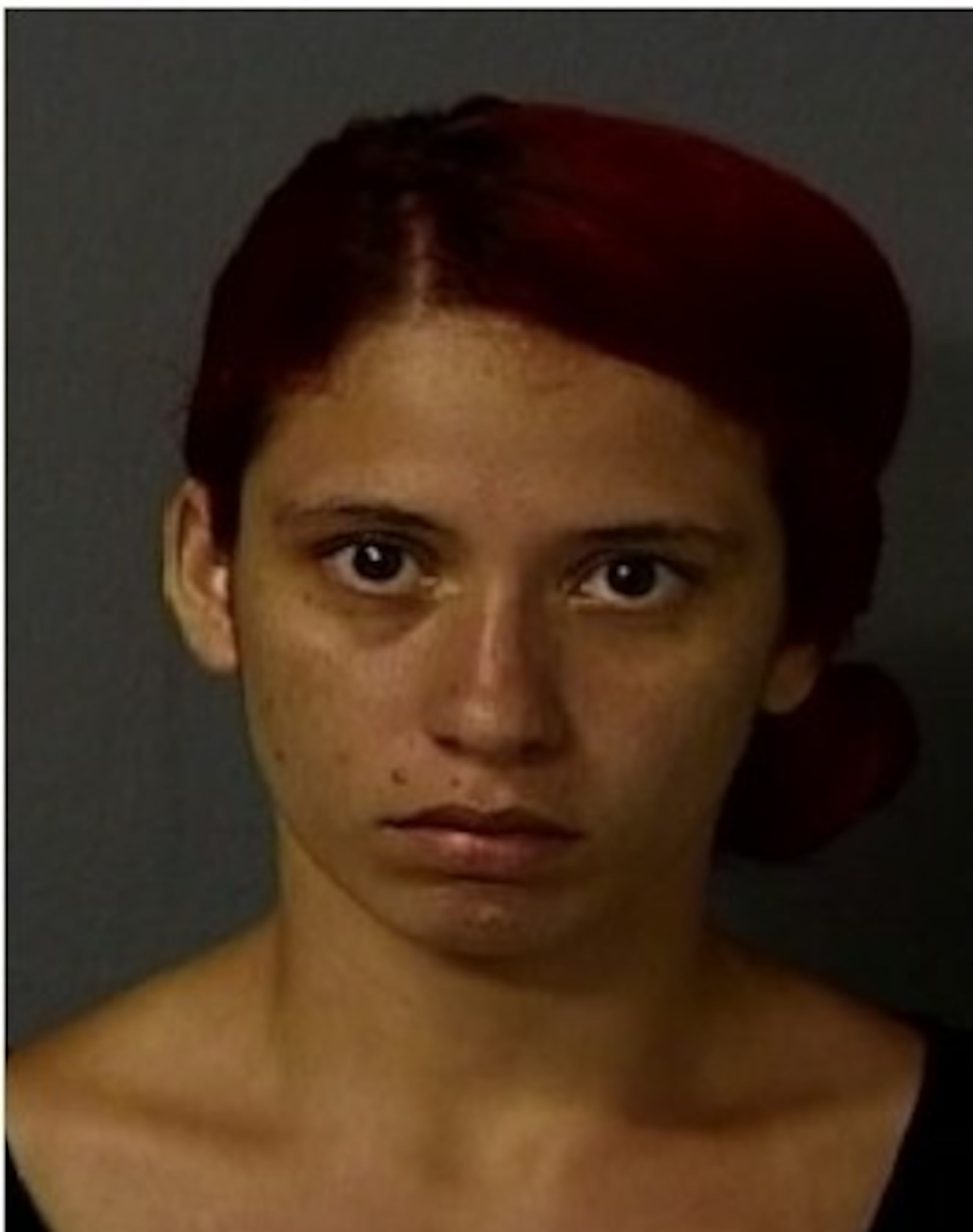 La jueza Carolina Guzmán Tejada del Tribunal de Bayamón, expidió la orden de arresto con una fianza de $10,000, a Ruby Estefanía Aponte por apropiación ilegal de un vehículo.