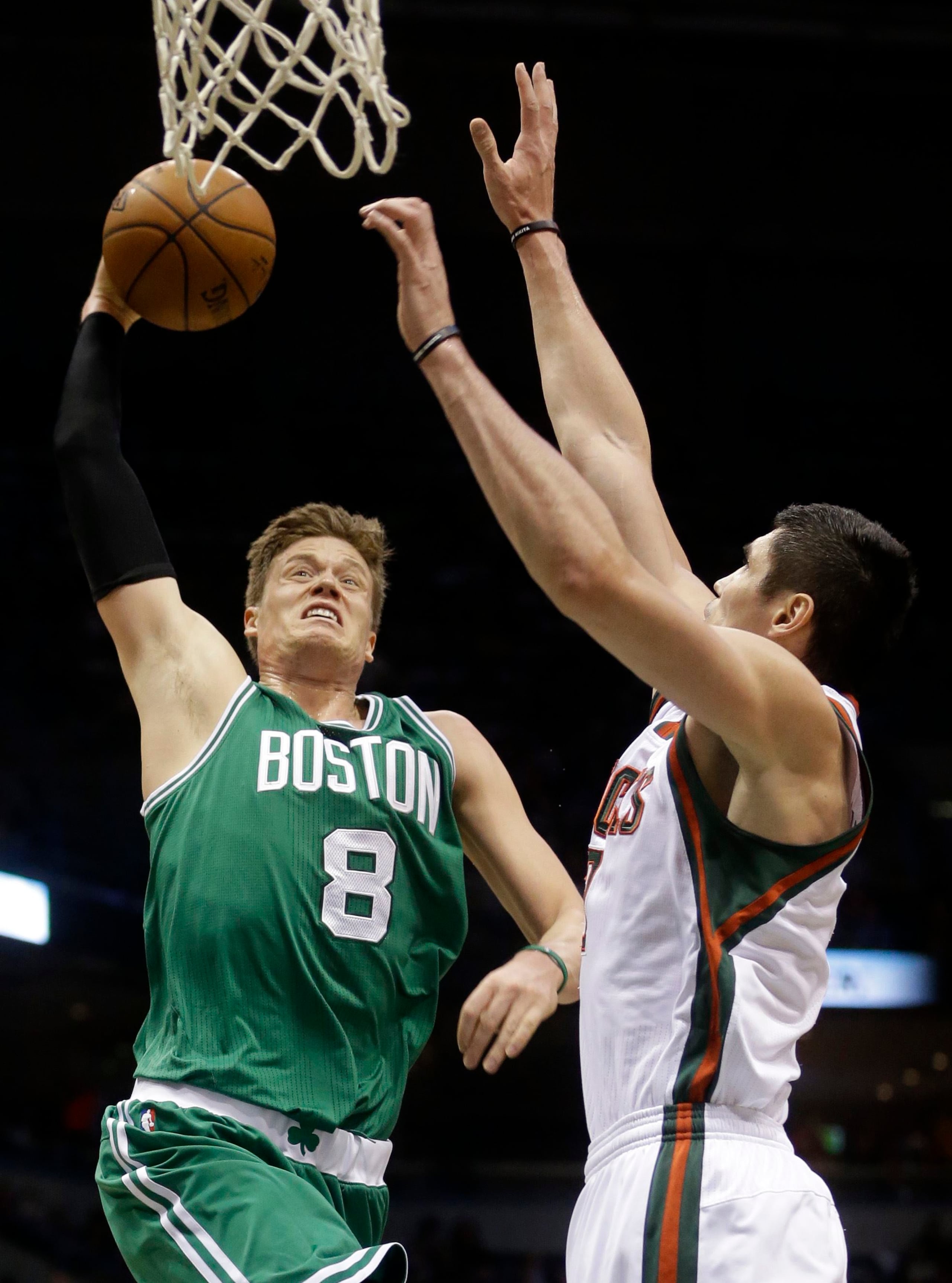 Jonas Jerebko busca donquear el balón frente a Ersan Ilyasova.