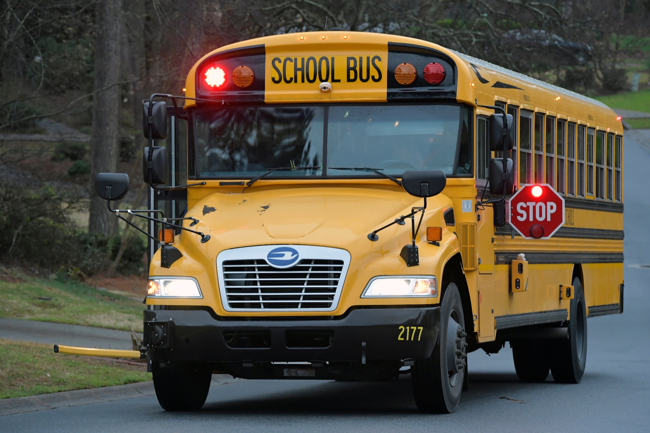 Los primeros informes apuntaban a que el transporte escolar se volcó, bloqueando dos carriles de la autopista.