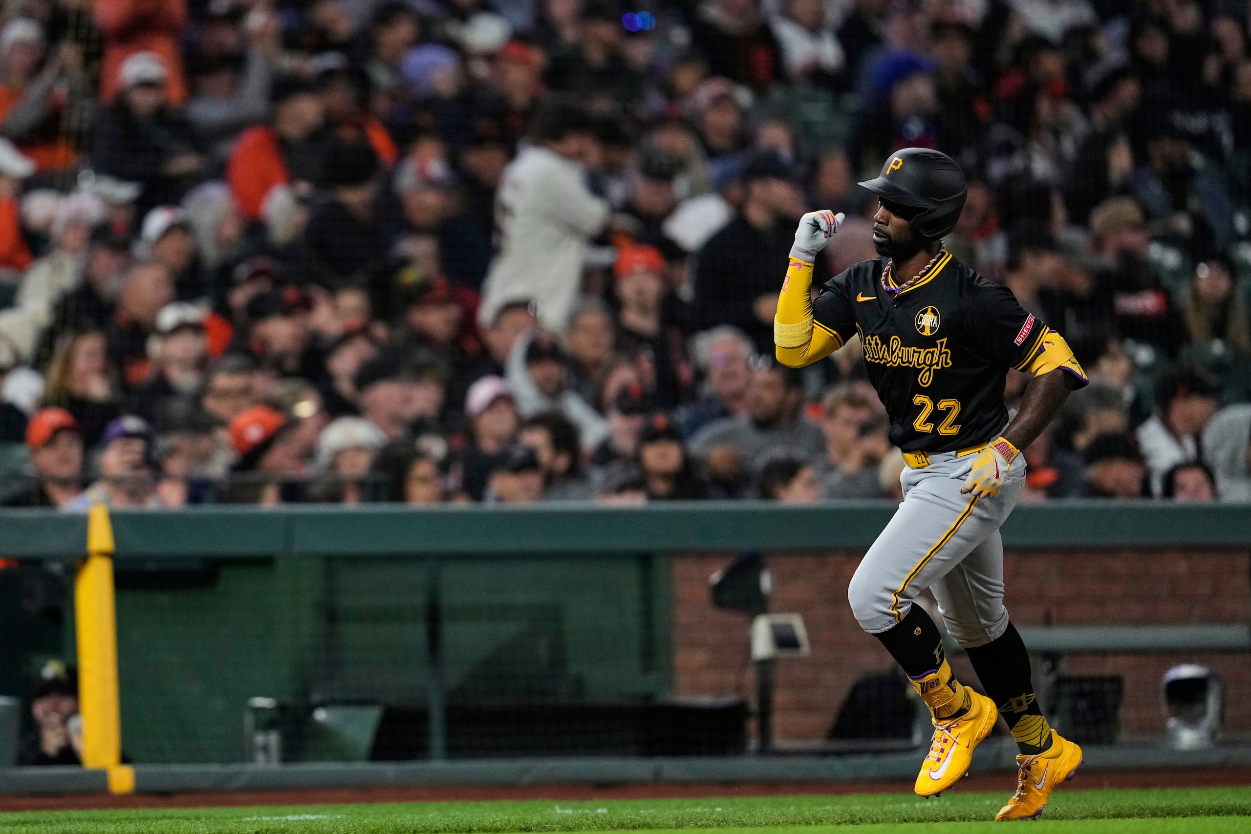 El jugador de los Piratas de Pittsburgh Andrew McCutchen (22) recorre las bases tras un jonrón de dos carreras en el séptimo inning de su juego de béisbol contra los Gigantes de San Francisco, el lunes 28 de julio de 2025 en San Francisco. (AP Foto/Godofredo A. Vásquez)